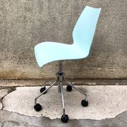 Mauï Kartell office chair design Vico Magistretti swivel wheel