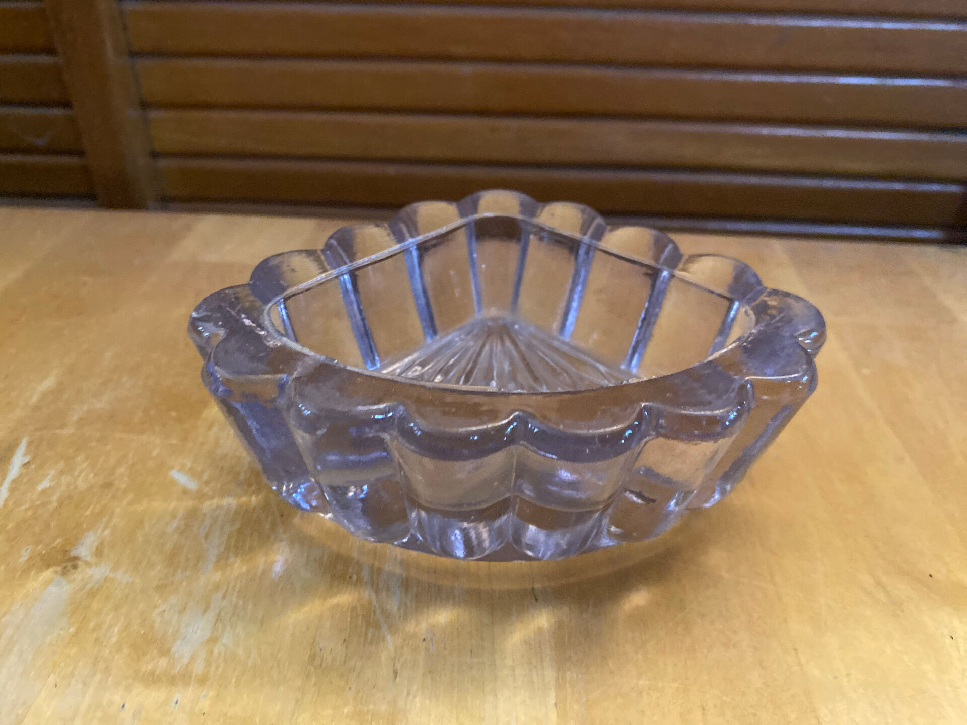 Vide poche ancien en verre moulé rose