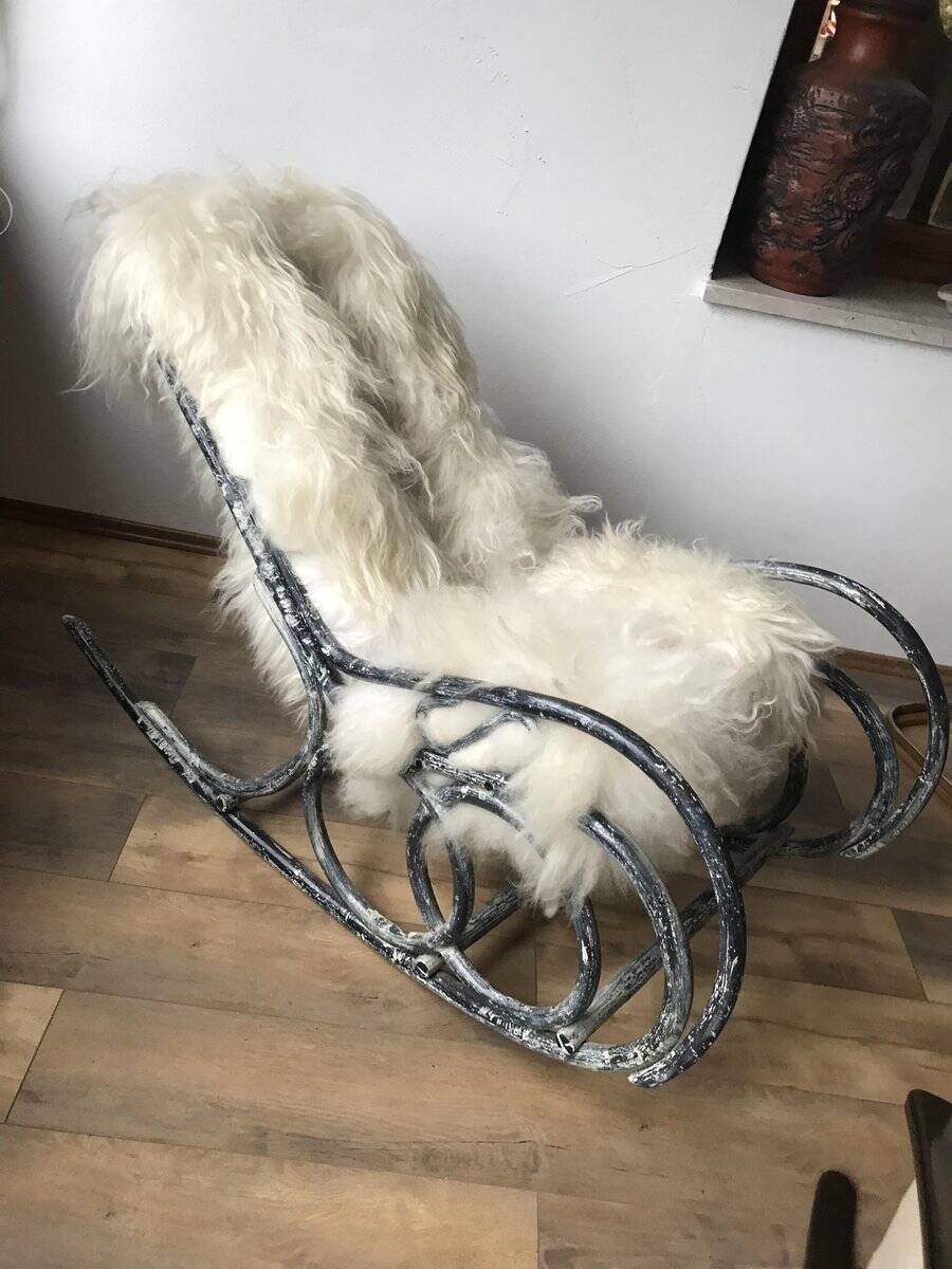 Thonet rocking chair in ivory lacquered bent wood, with a seat in white lambskin.