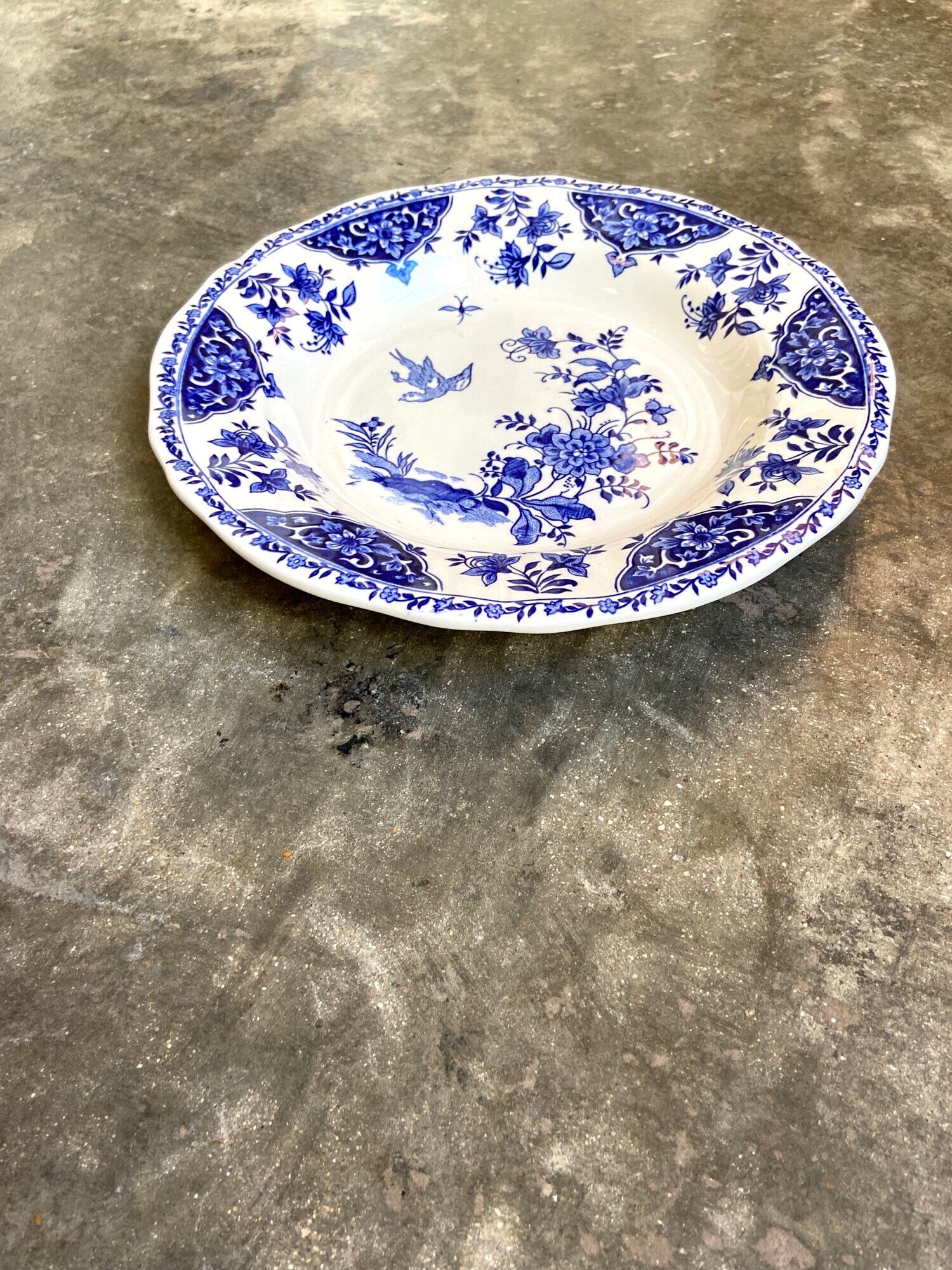 Round and hollow gien dish in white and blue enamelled earthenware