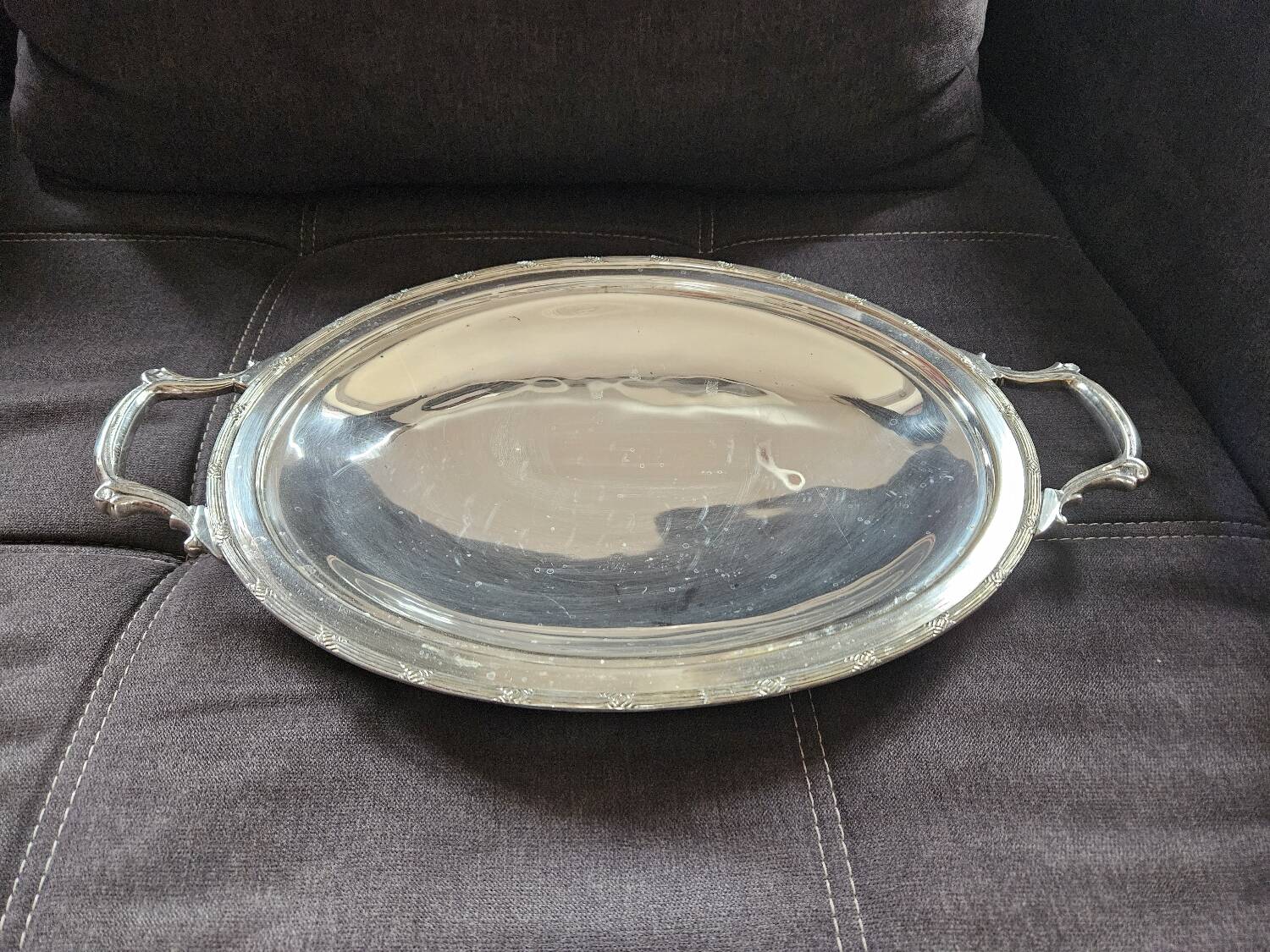 Plat en argent avec couvercle