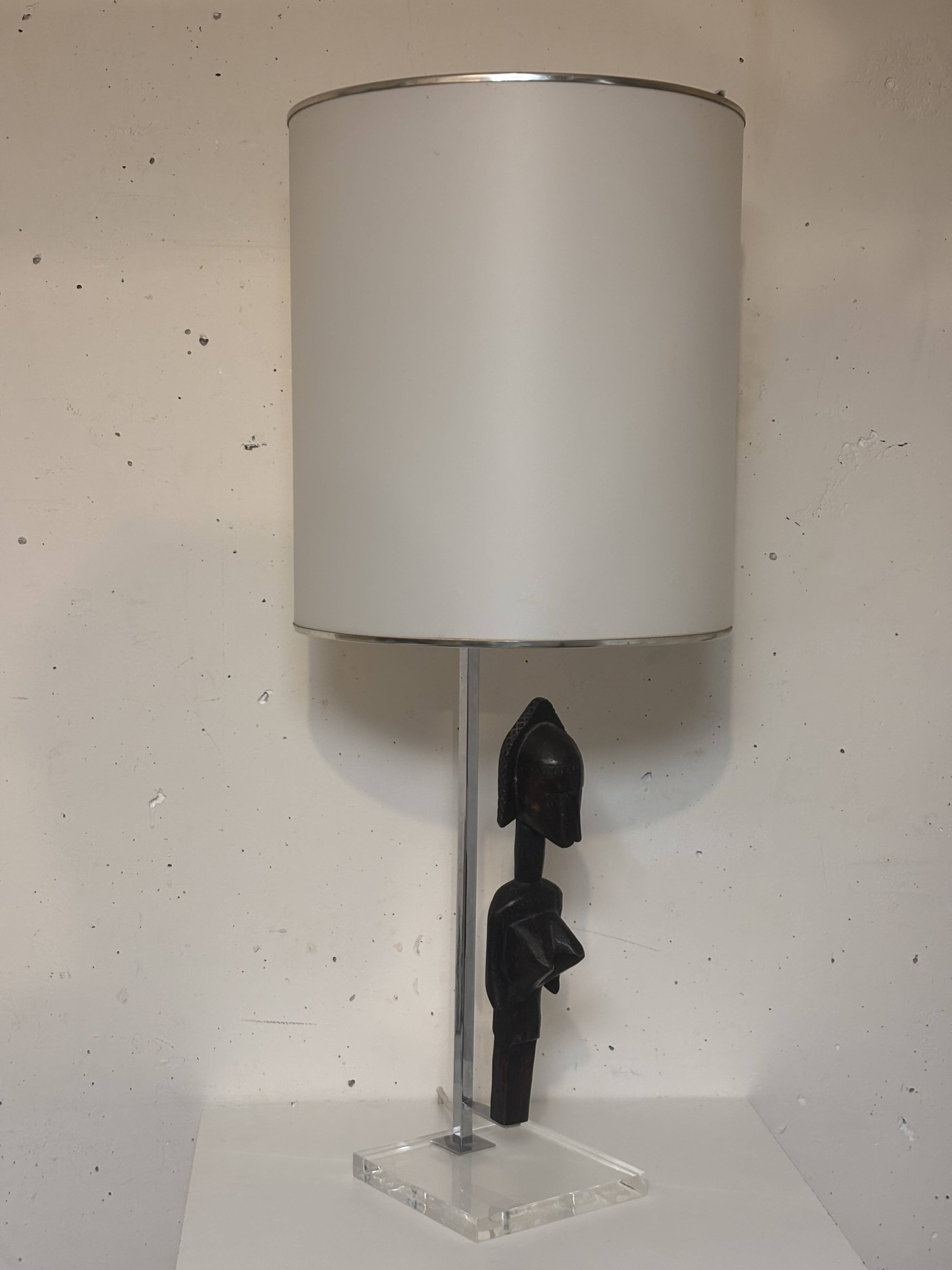 Lampe plexiglass surmontée d’un totem 1970