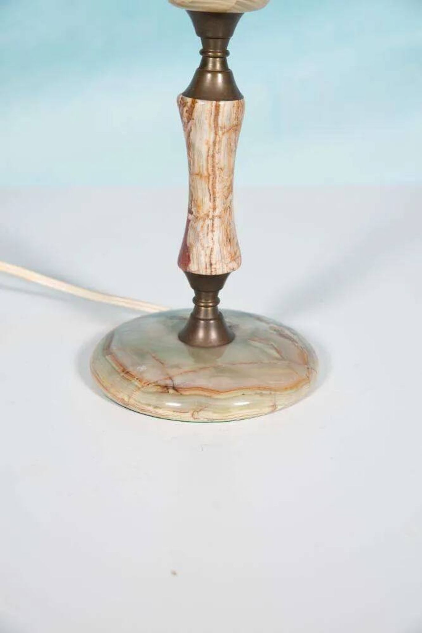 Chic hotel table lamp in onyx and brass, mid-century modern table lamp from the 70s.