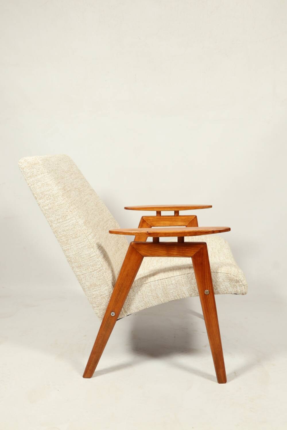 Fauteuil vintage moderne design par J.Smidek blanc beige revêtement bois naturel