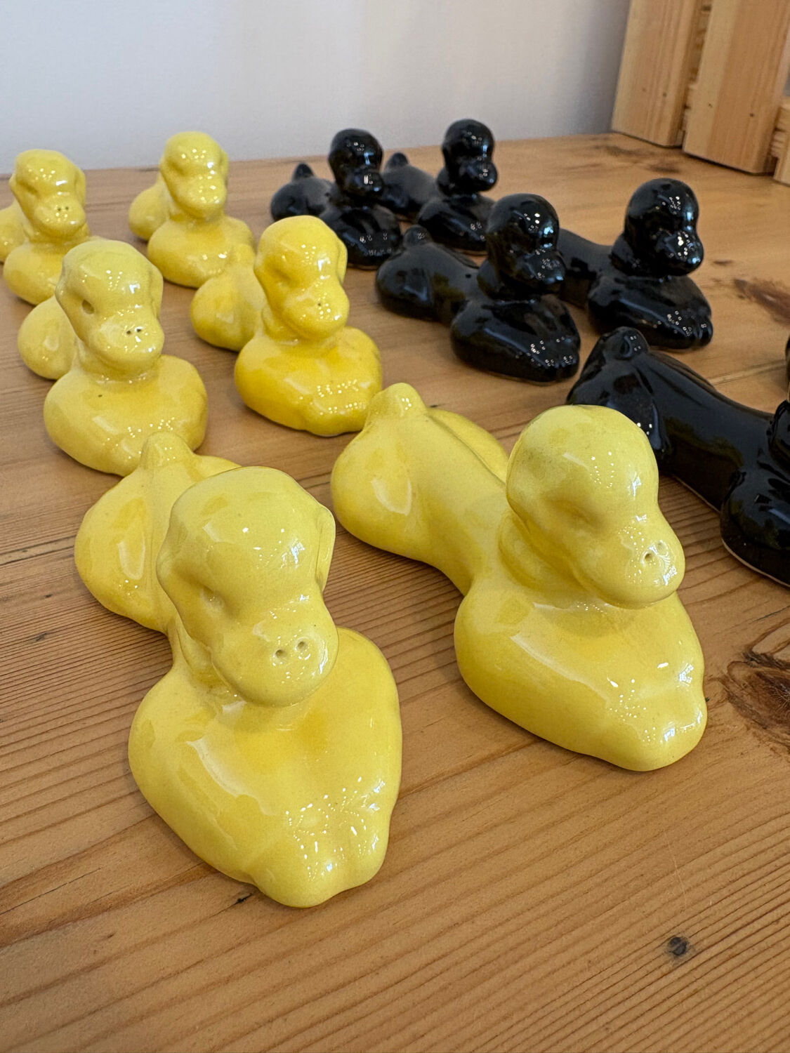 Box of 12 dog-shaped cutlery rests in yellow and black majolica.