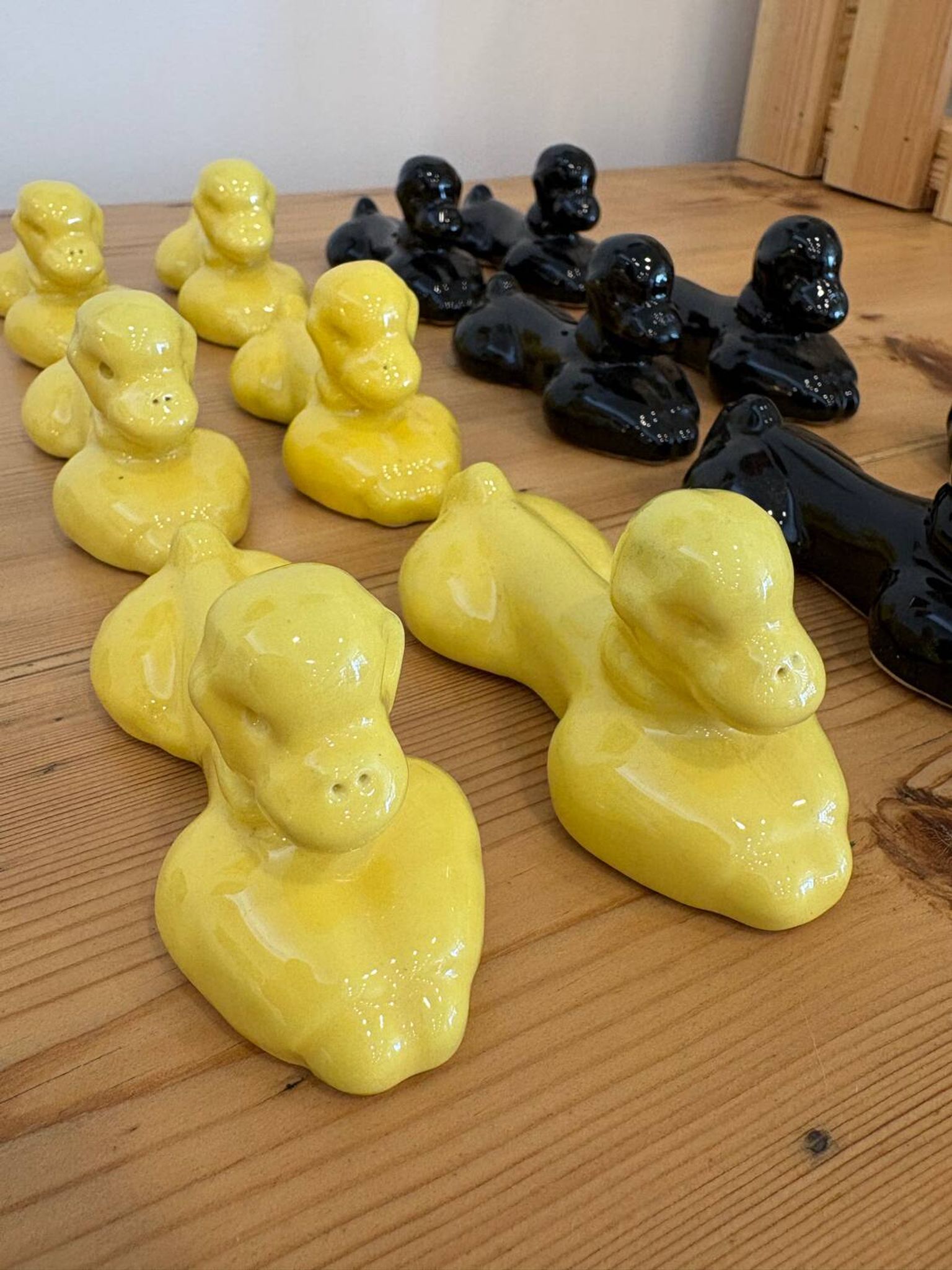 Box of 12 dog-shaped cutlery rests in yellow and black majolica.