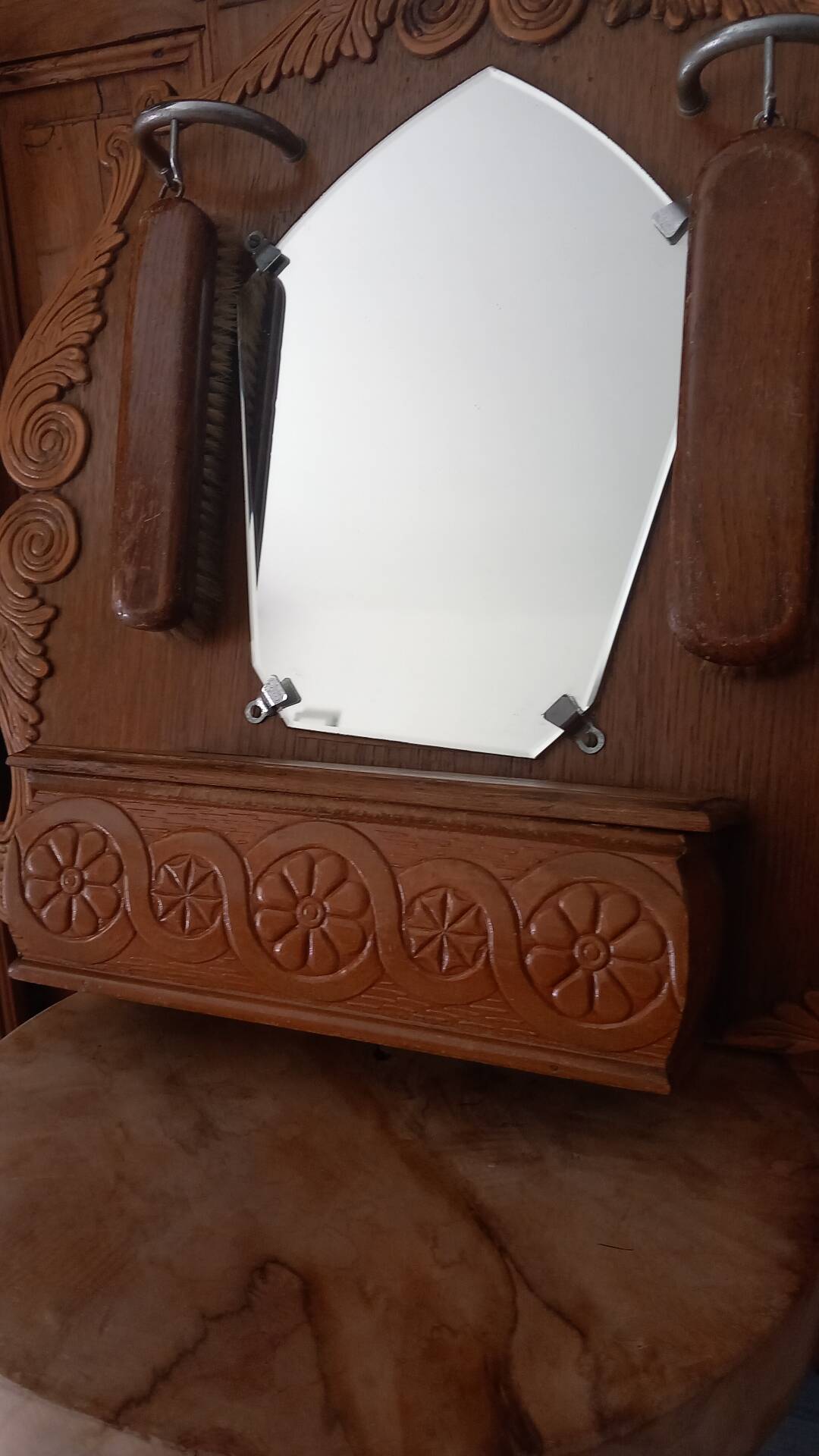 Vintage oak entrance mirror and its brushes - 1940s / 1950s