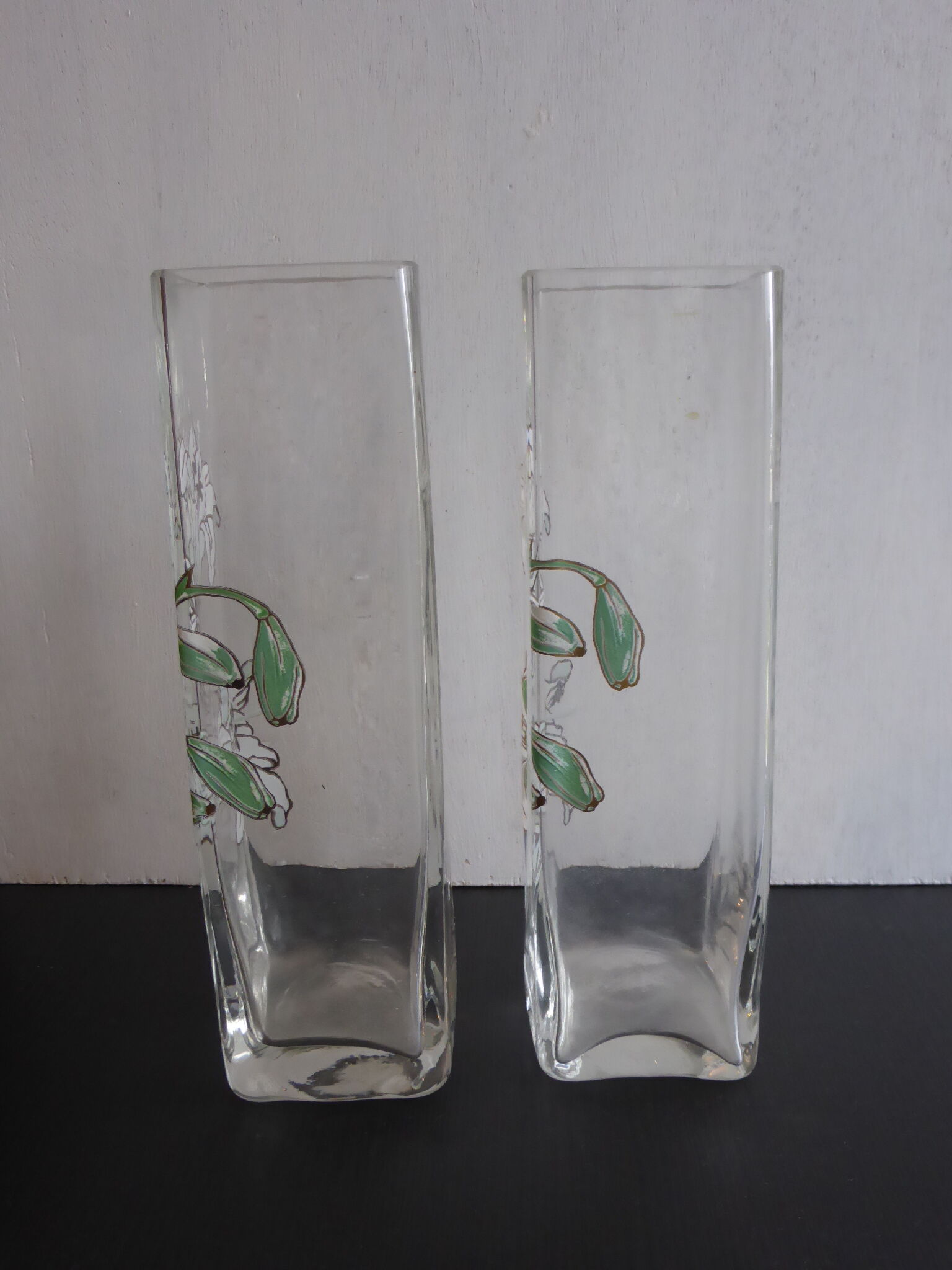 Paire de vases anciens en verre émaillé à décor d'iris