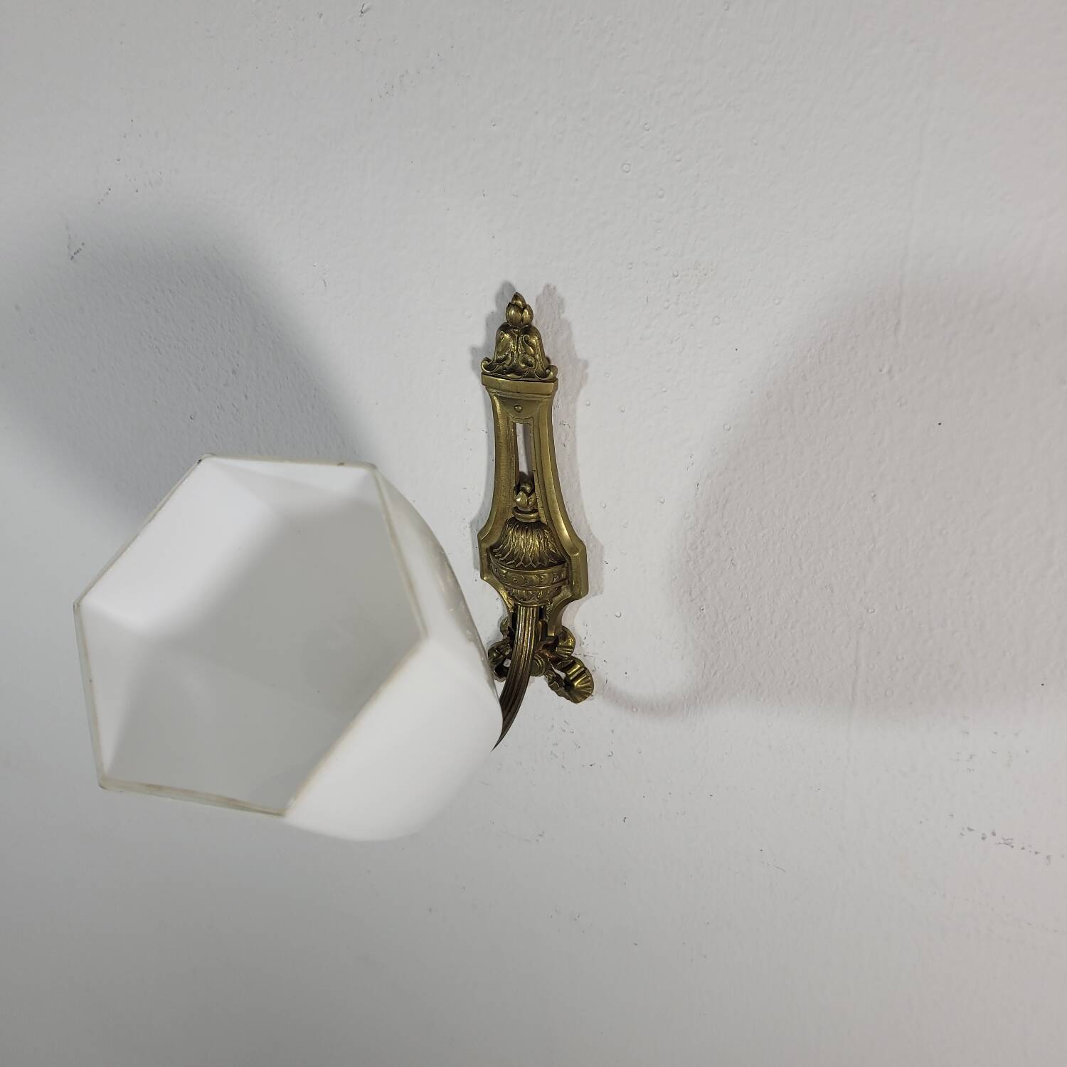 Vintage wall lamp in brass and art deco glass