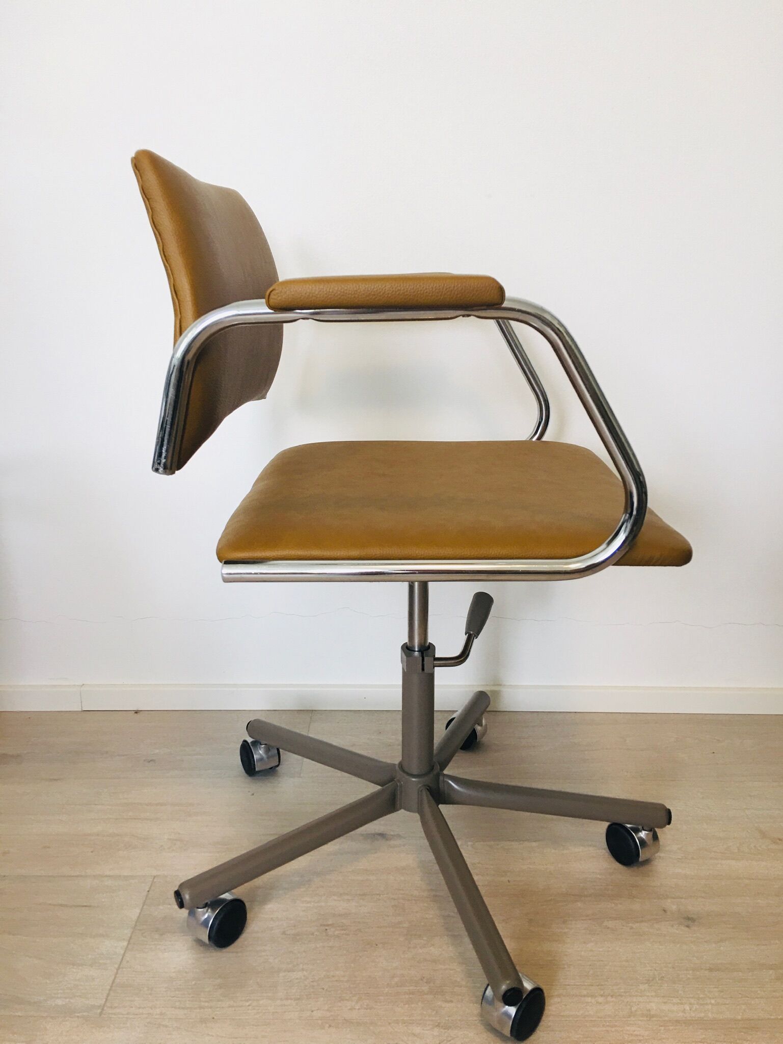 Chaise de bureau moutarde vintage de Kovona, 1986