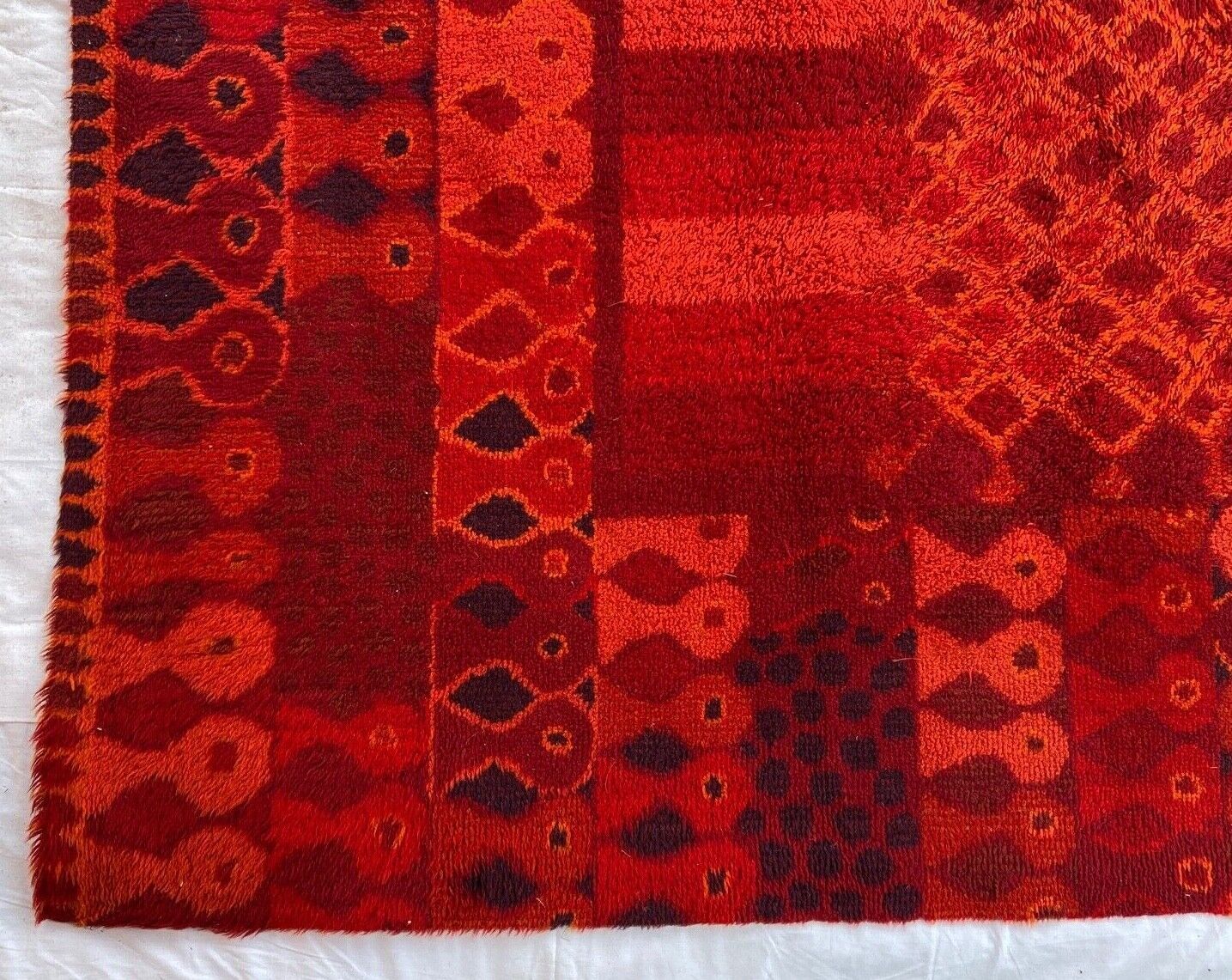 Carpet 1970 pop design geometric red background wool 229 cm x 170 cm