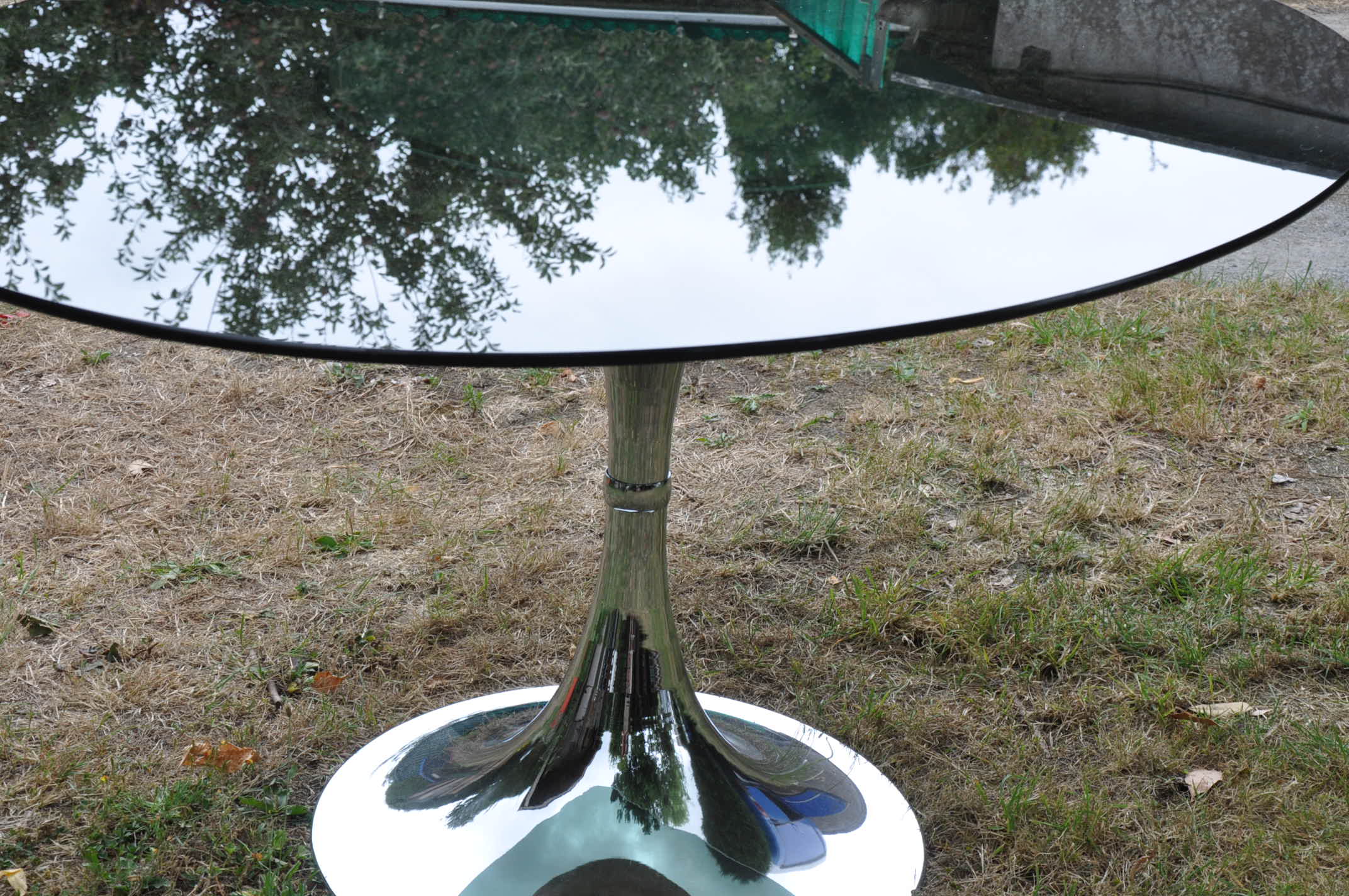 Oval tulip foot table from the 70s