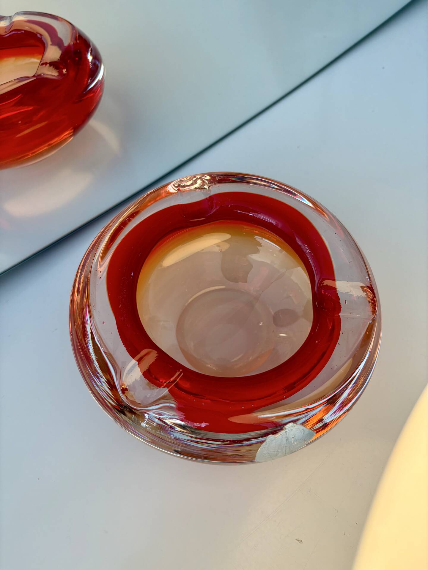 Cendrier bicolore en verre soufflé – Braine-le-Comte