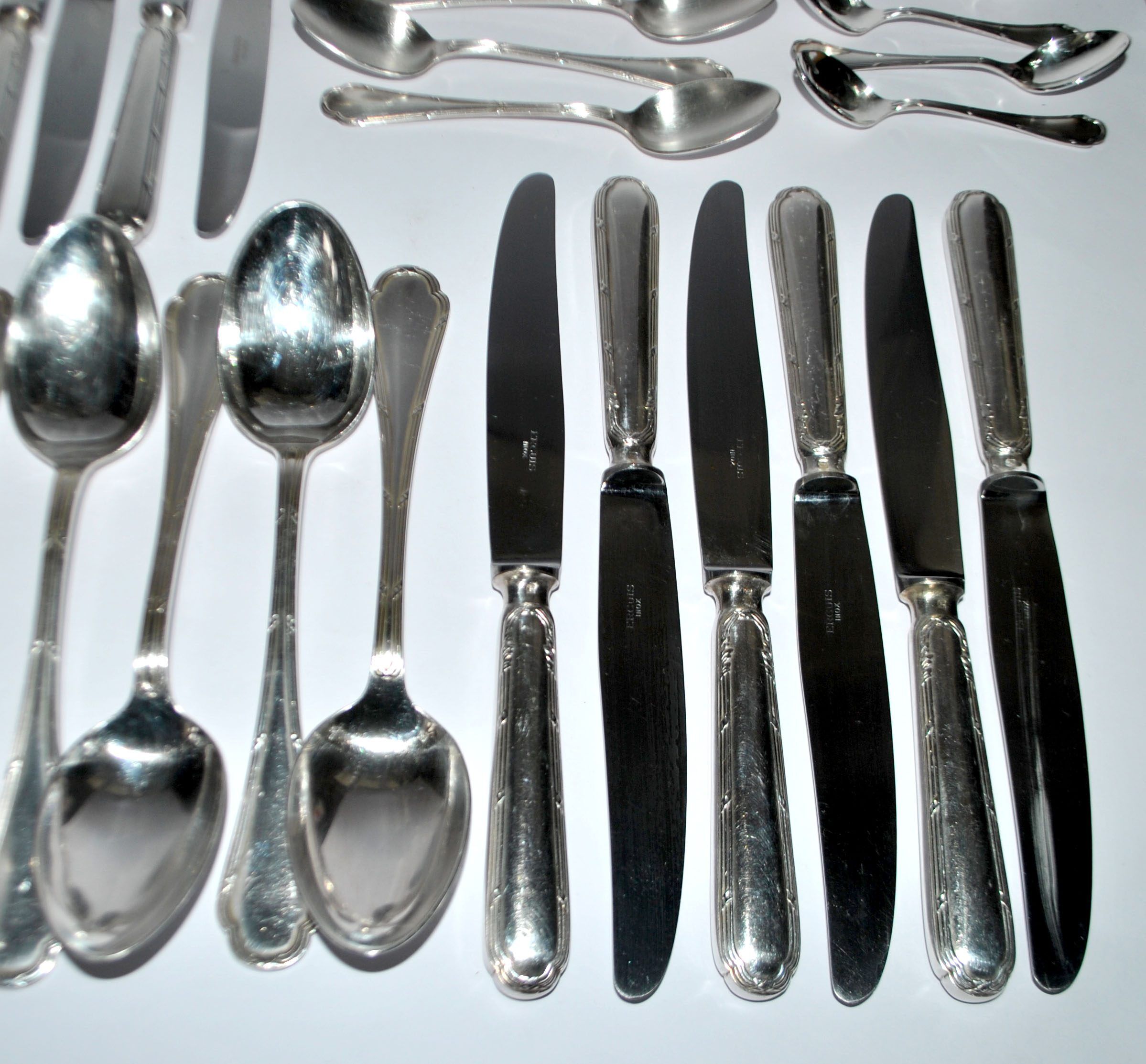 Ercuis trianon silver-plated cutlery set – 42-piece tableware with crossed ribbon design