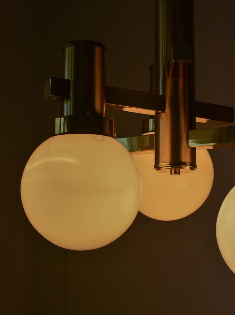 Chandelier vintage en laiton et opaline, années 1970, dans le style de Sciolari.