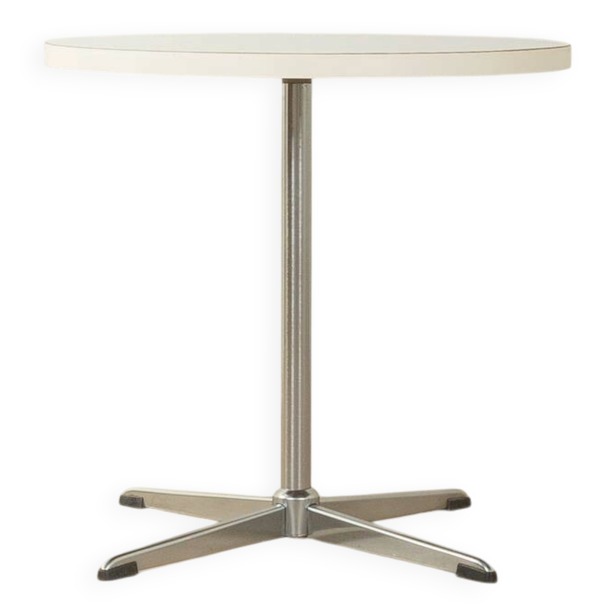 Timeless bistro table with star-shaped aluminium base