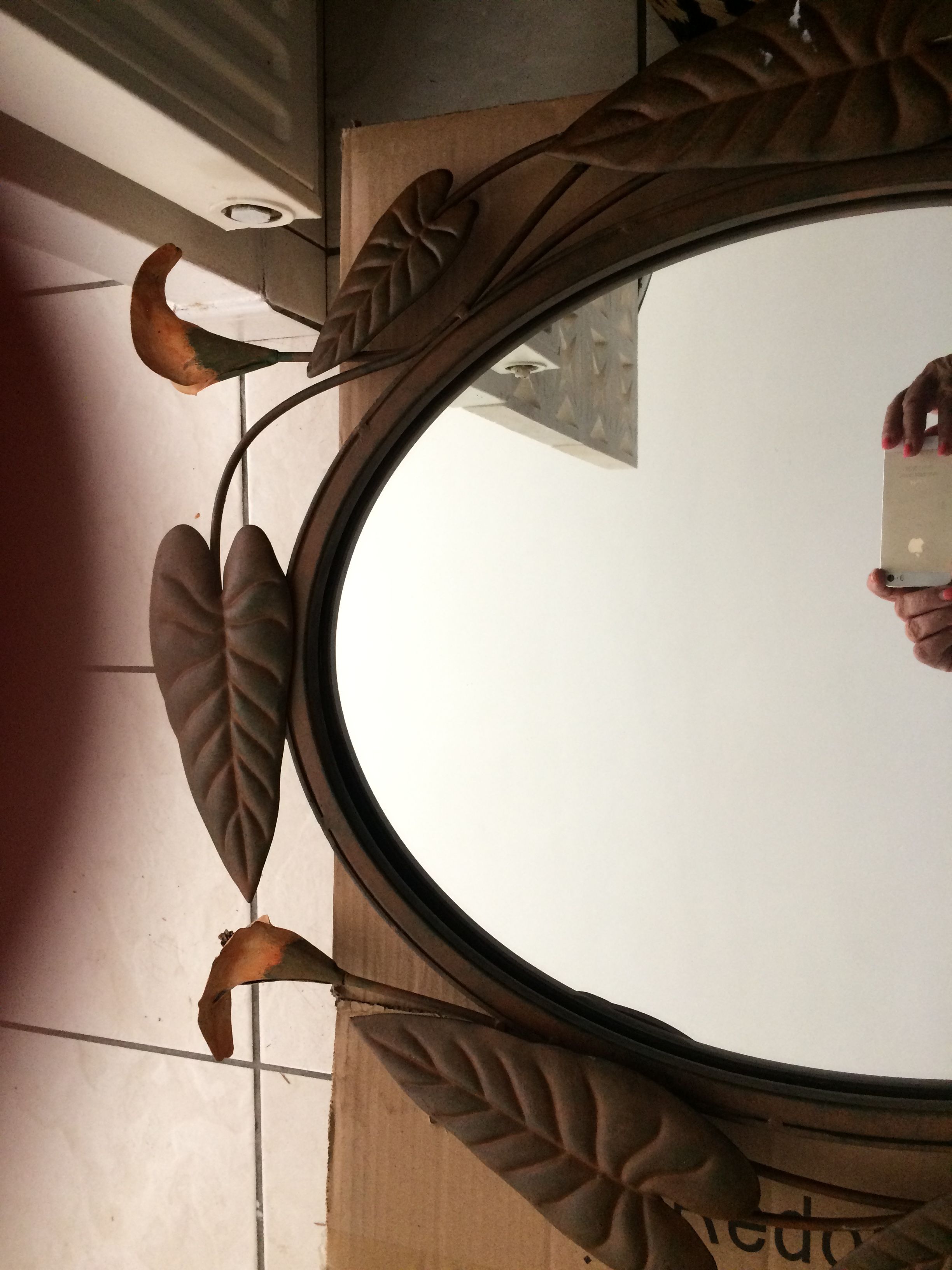 Miroir ovale entourage fer forgé en forme de fleurs et feuillage noir 69x55cm