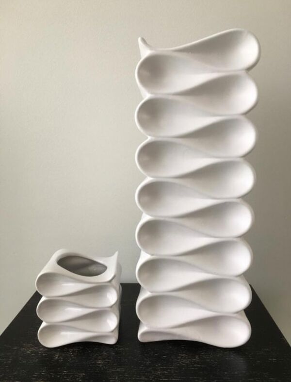 Paire de vases en faïence joliment ondulés.