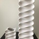 Paire de vases en faïence joliment ondulés.