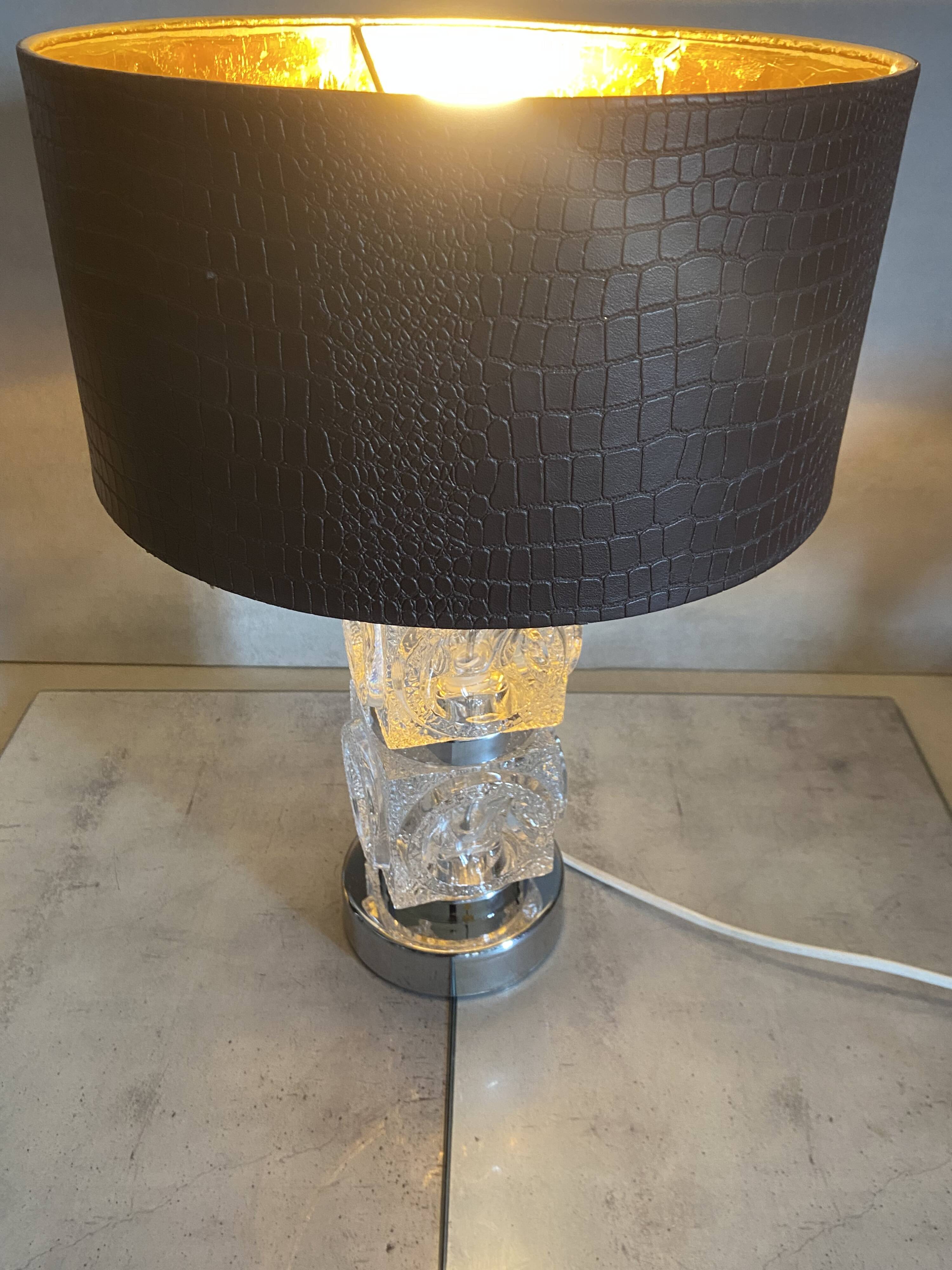 Lampe de table moderniste en verre texturé et chrome Peill & P