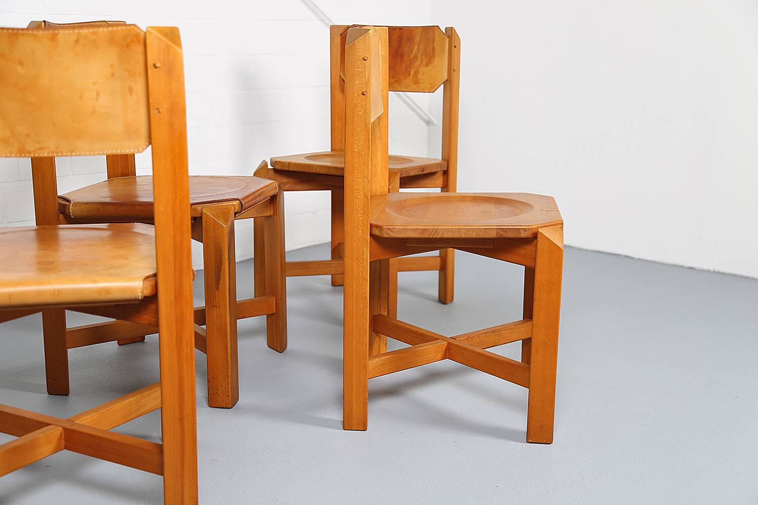 Set of 4 dining chairs in elm wood and cognac leather.