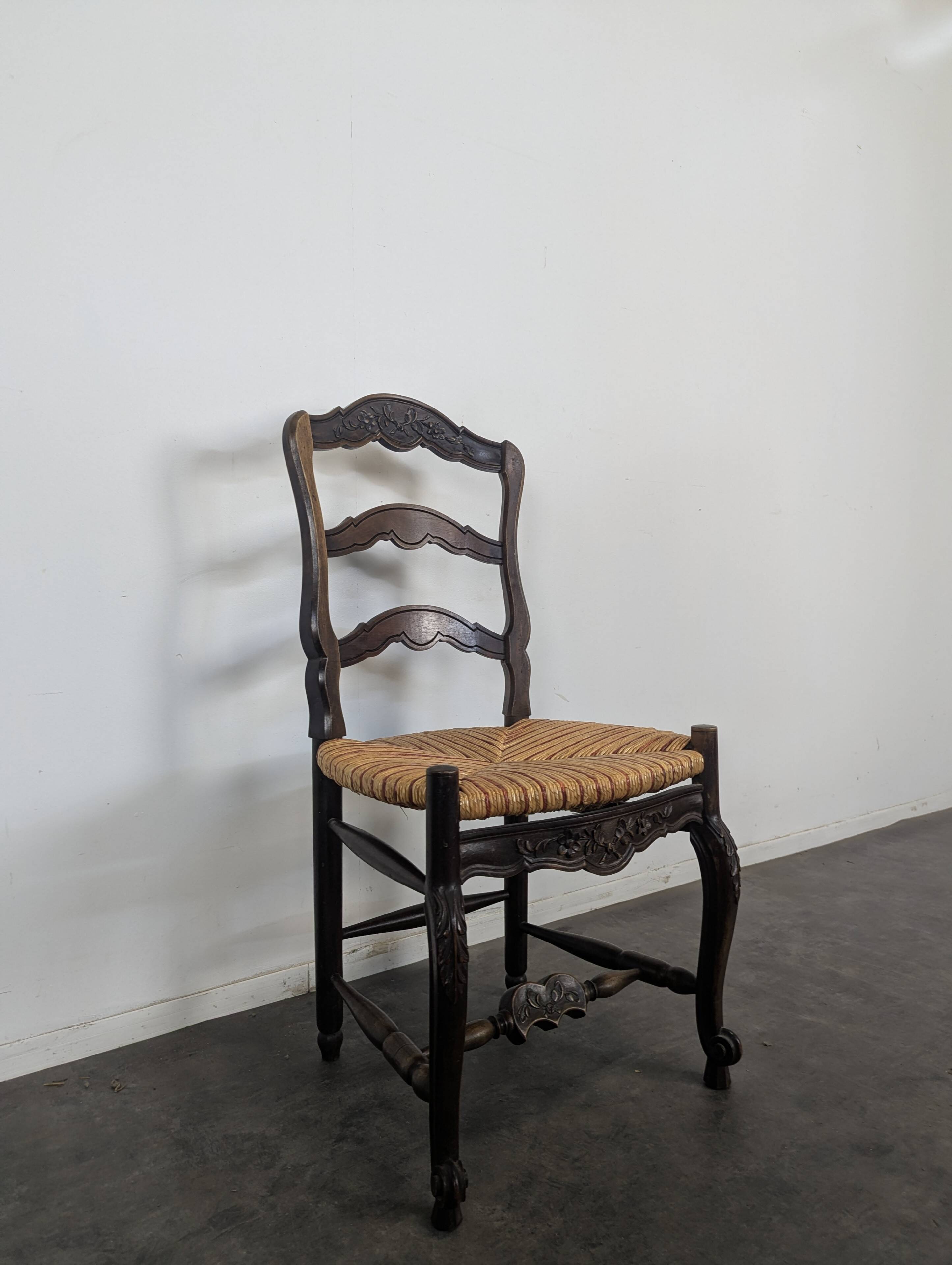 Série de 6 larges chaises de style Provençal en Noyer sculté