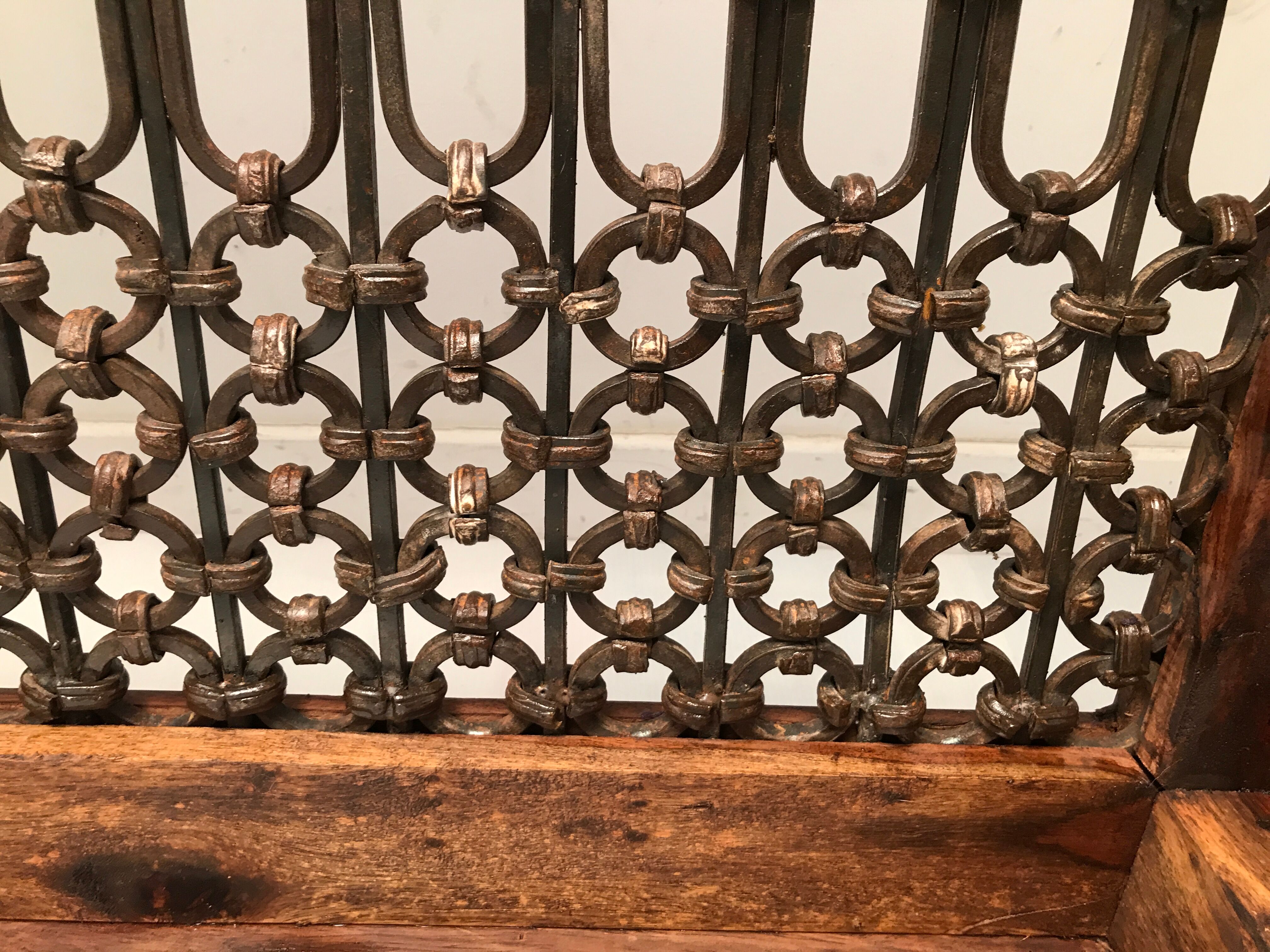 Tray coffee table decorated with a wrought iron trellis from 60-70