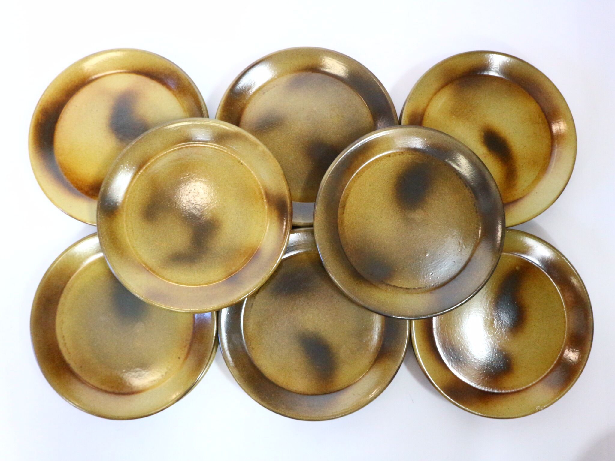 Vintage service plates and serving trays, 39 pieces, silk-screened.