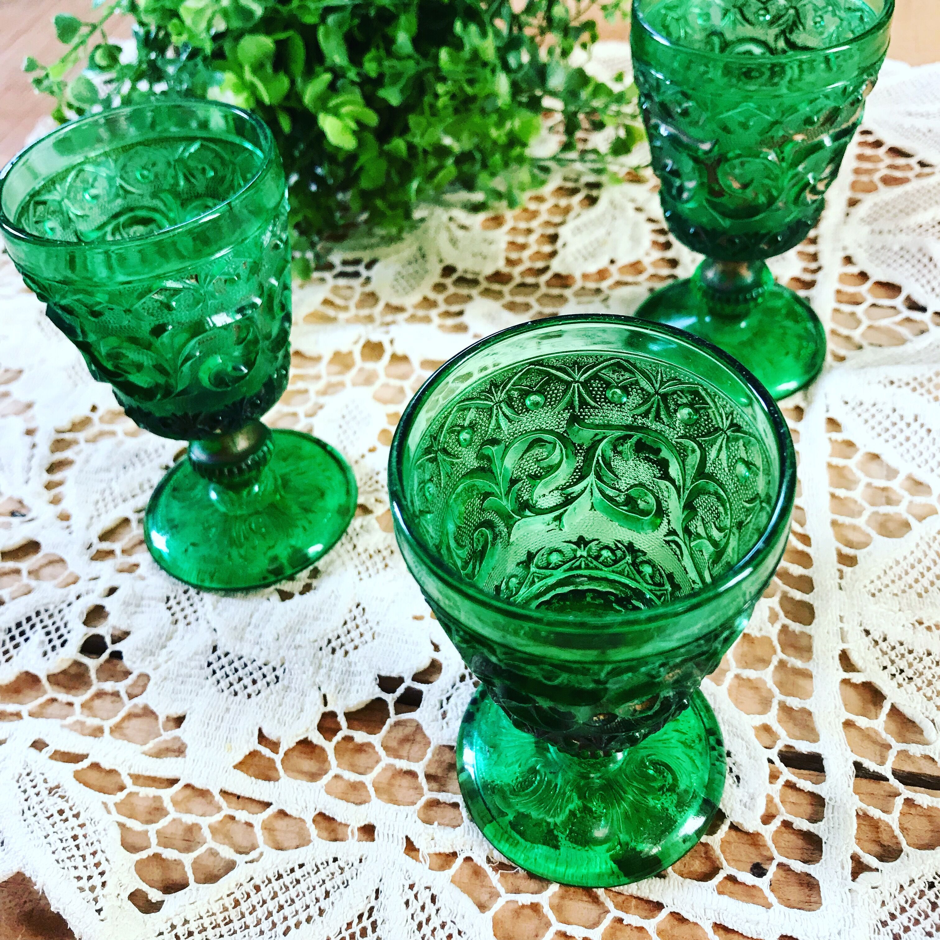 Set of 3 small glasses in Porto on foot. Green and gold glasses. Vintage. Vintage dishes. Art of the table