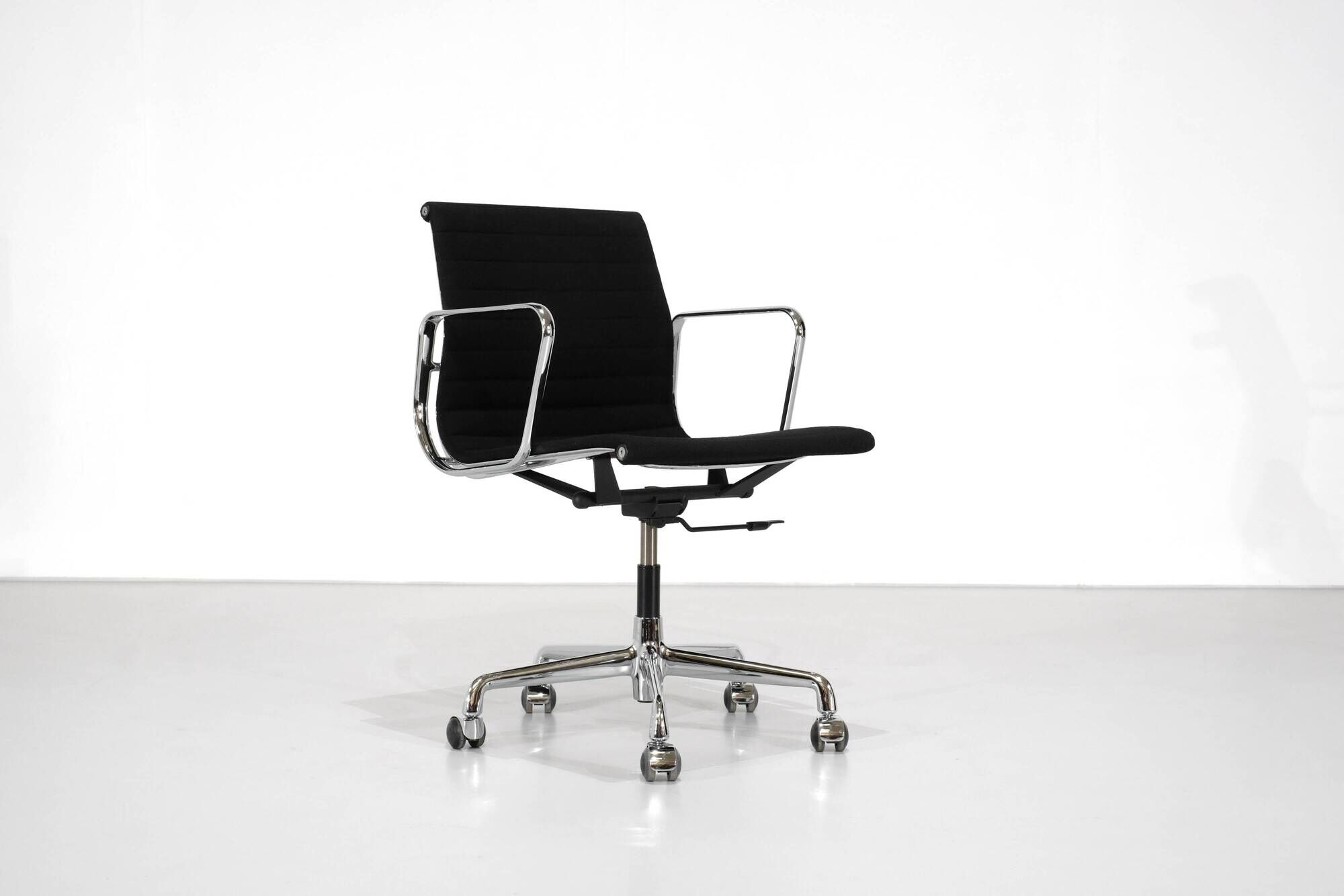 Office chair "EA 117" by Charles Ray Eames for ICF USA, 1969.