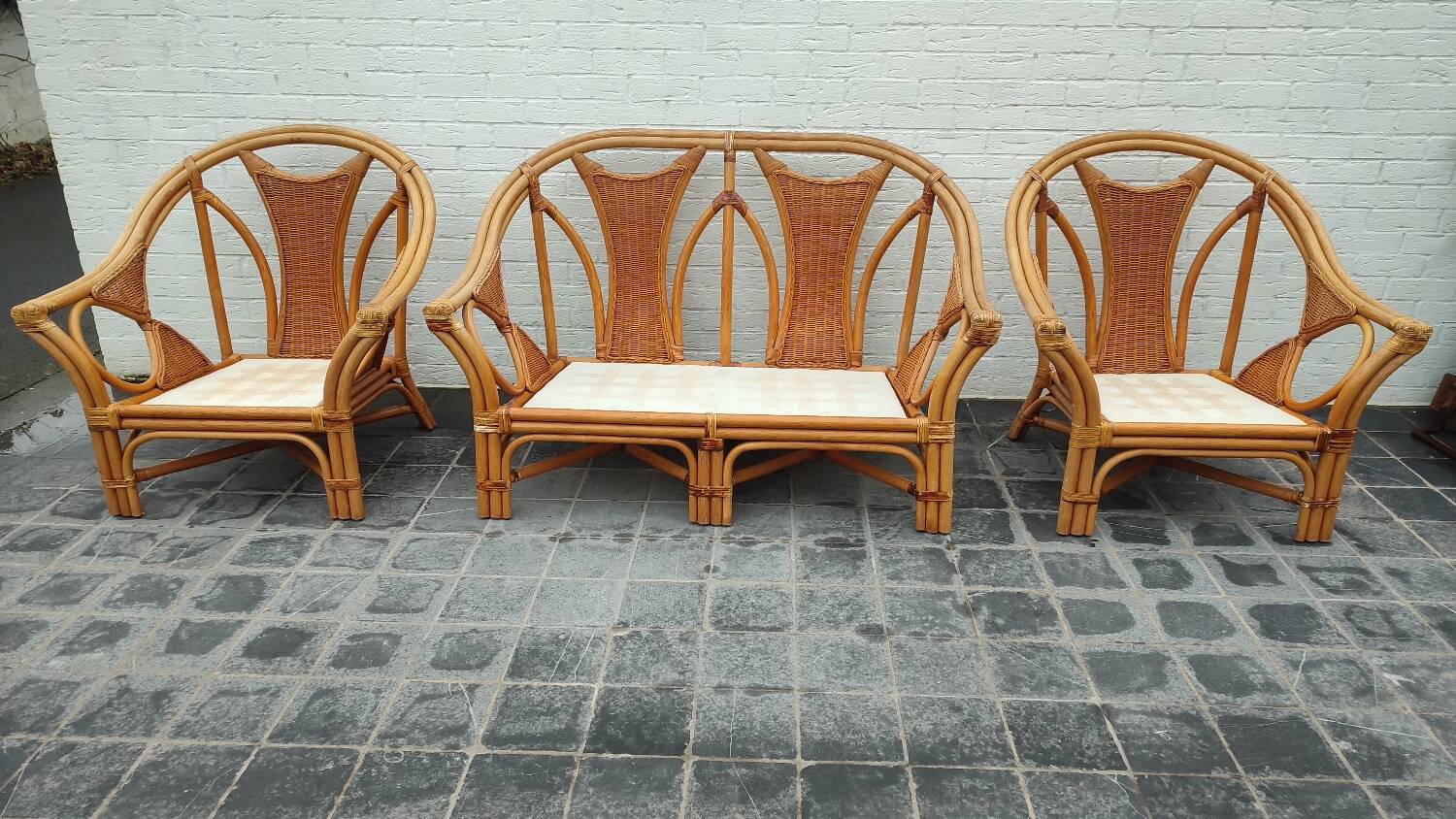 Set of 2 rattan armchairs with a bench.