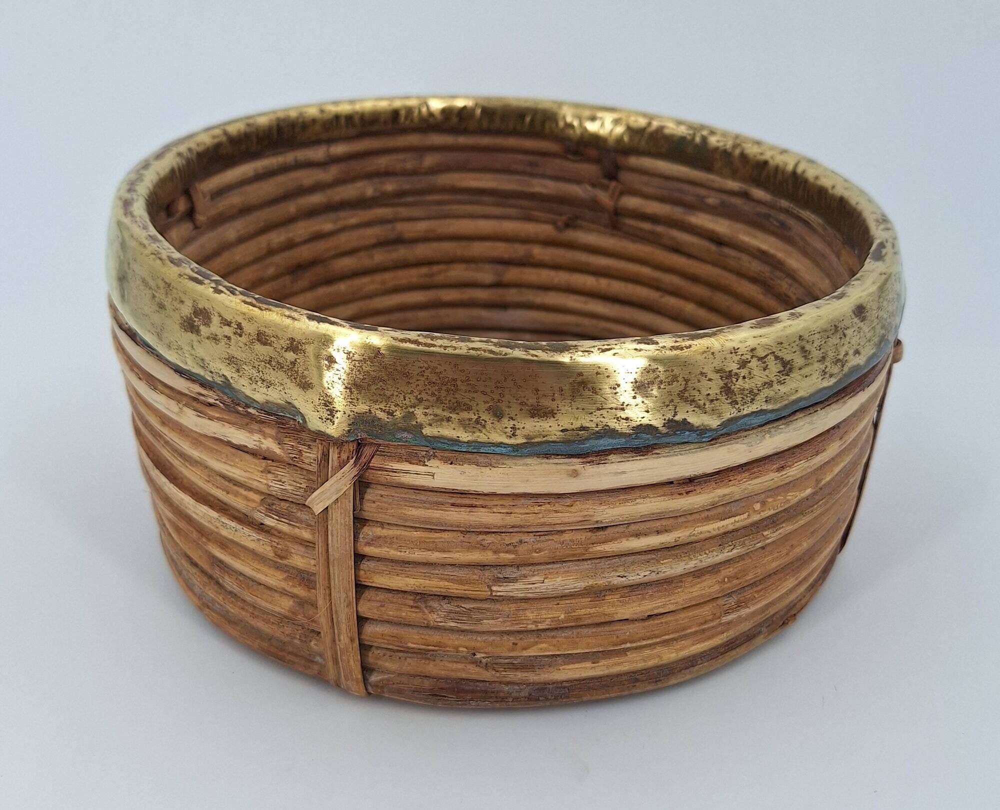 Cache-pot en rotin cerclé de laiton vers 1960 DLG Gabriella Crespi