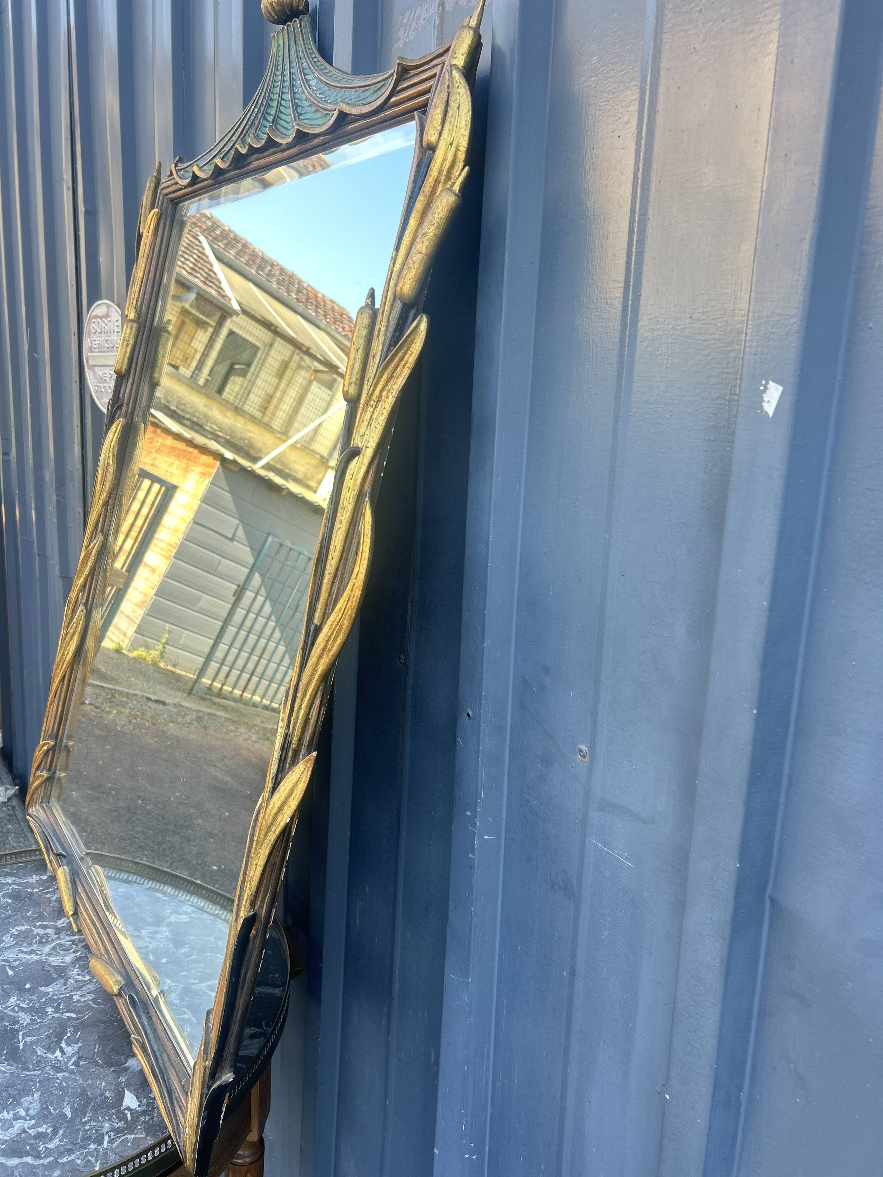 Miroir en bois sculpté aux joncs et à la pagode