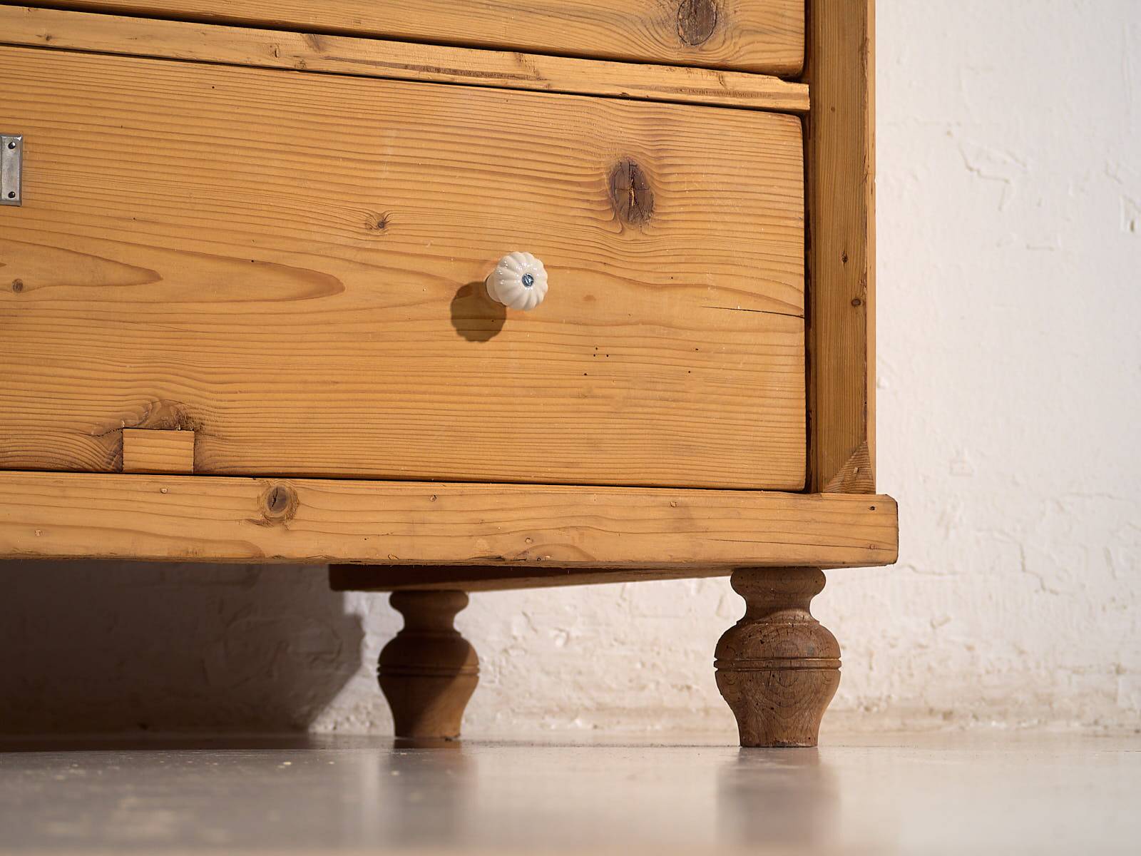 Large antique chest of drawers (circa 1920)