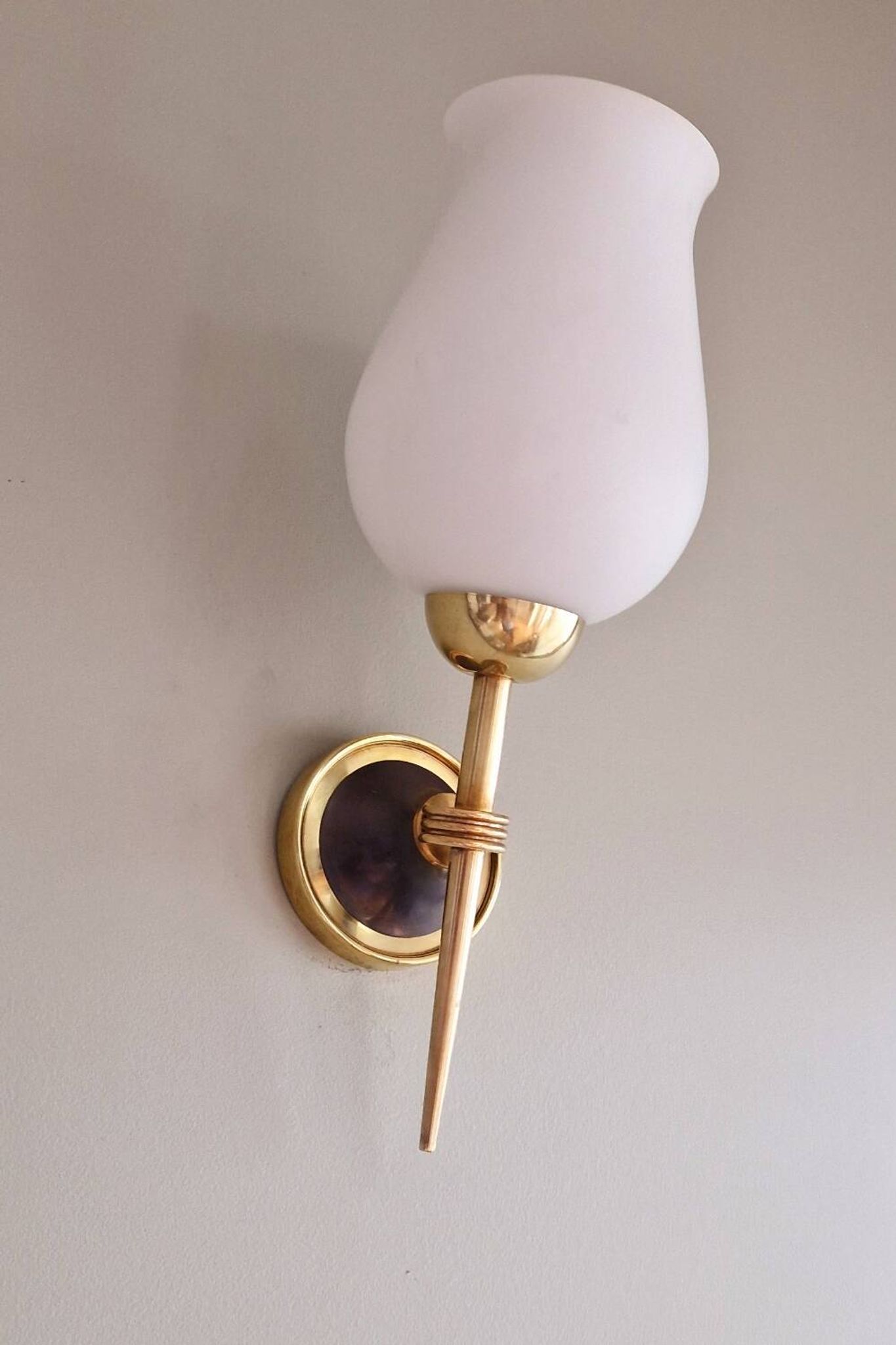 Paire d'appliques opaline et laiton 1950