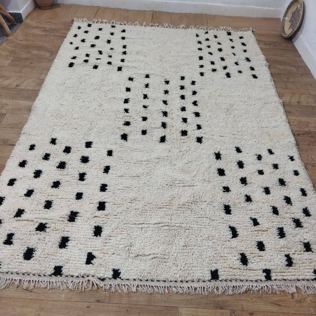 Large Moroccan Berber rug in cream wool with black patterns 290 x 200 cm