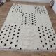 Grand tapis berbère marocain en laine écru à motifs noirs 290 x 200 cm