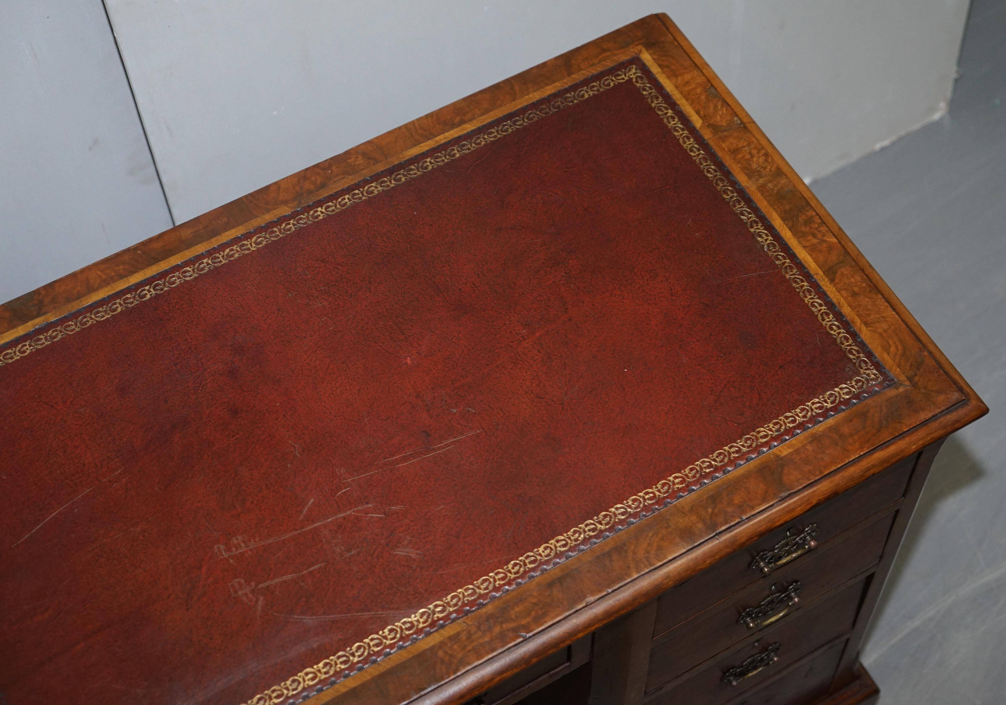 Bureau partenaire à deux caissons en noyer burr victorien avec plateau en cuir