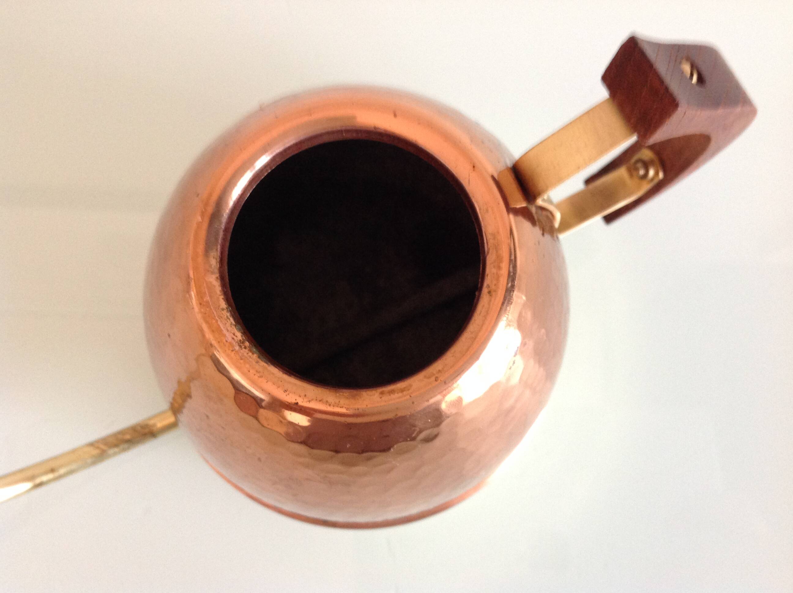 Watering can in hammered red copper and wooden handle/vintage 60s-70s