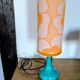 Lampe vintage 70s upcyclée, pied turquoise et abat-jour floral orange