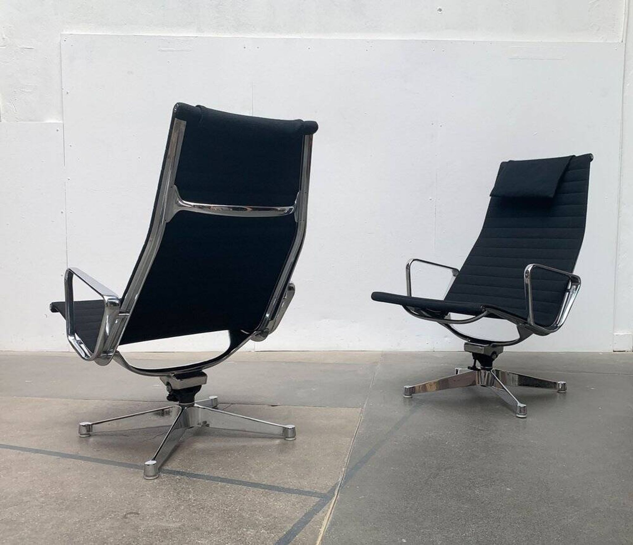 Set of aluminium chairs EA 124 Mid-Century by Charles & Ray Eames for Herman Miller, 1960s.