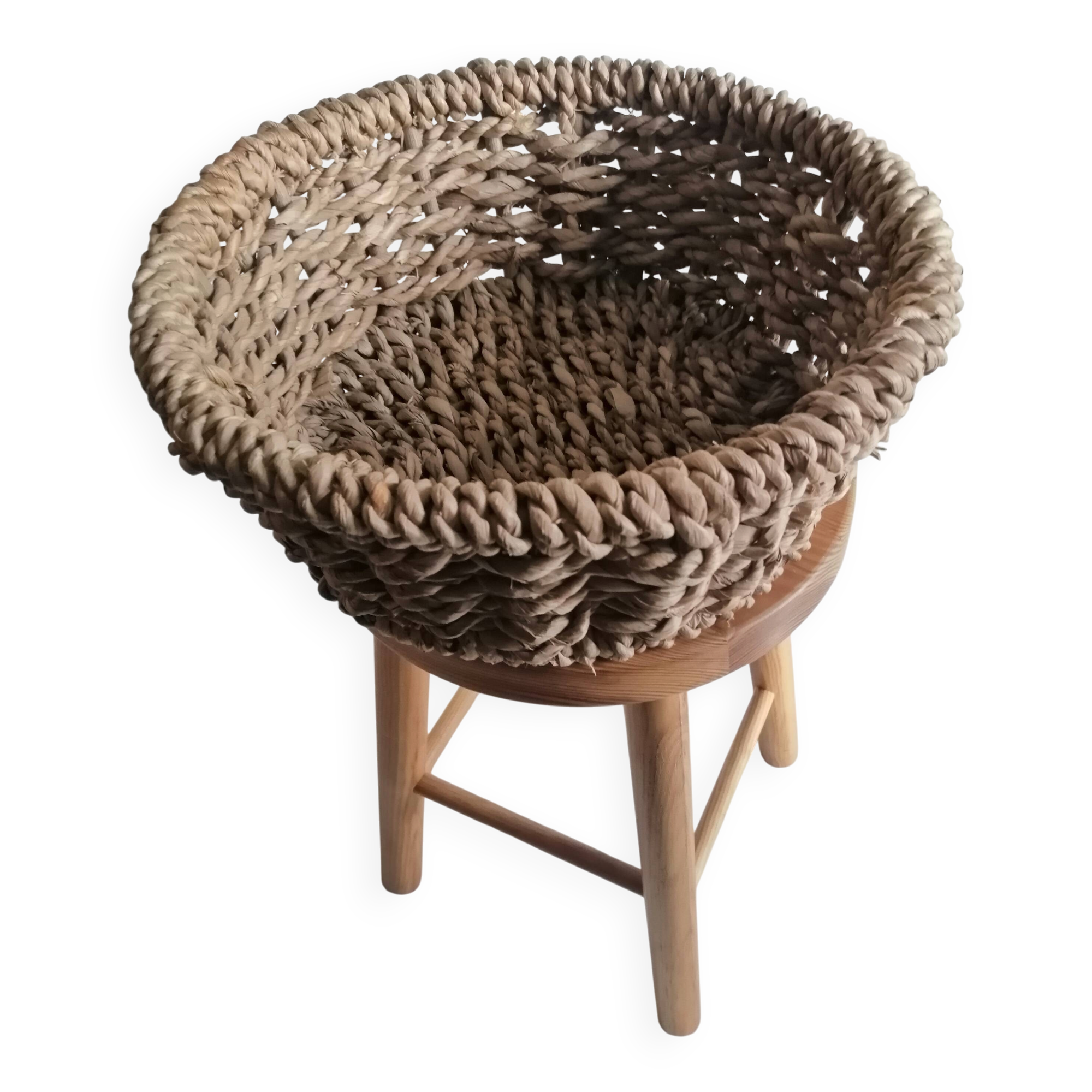 Woven round basket