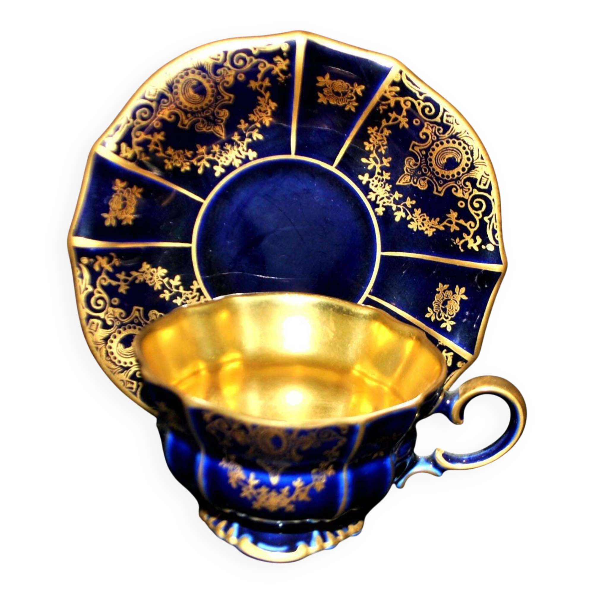 A precious, multi-lobed cup in German cobalt porcelain with a gold interior, Lindner Bavaria.