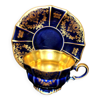 A precious, multi-lobed cup in German cobalt porcelain with a gold interior, Lindner Bavaria.