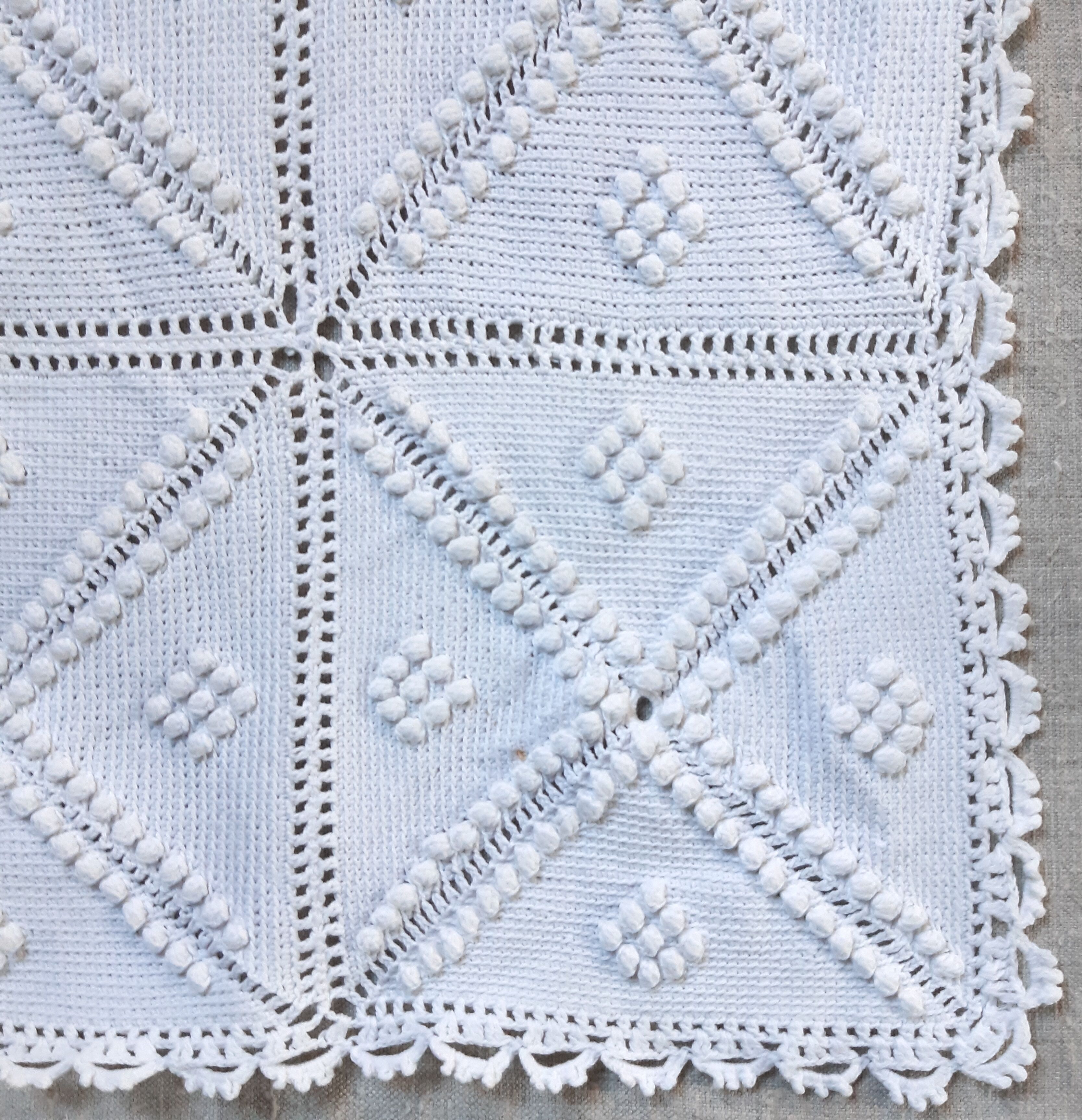 Dessus de coussin ancien à boules, au crochet