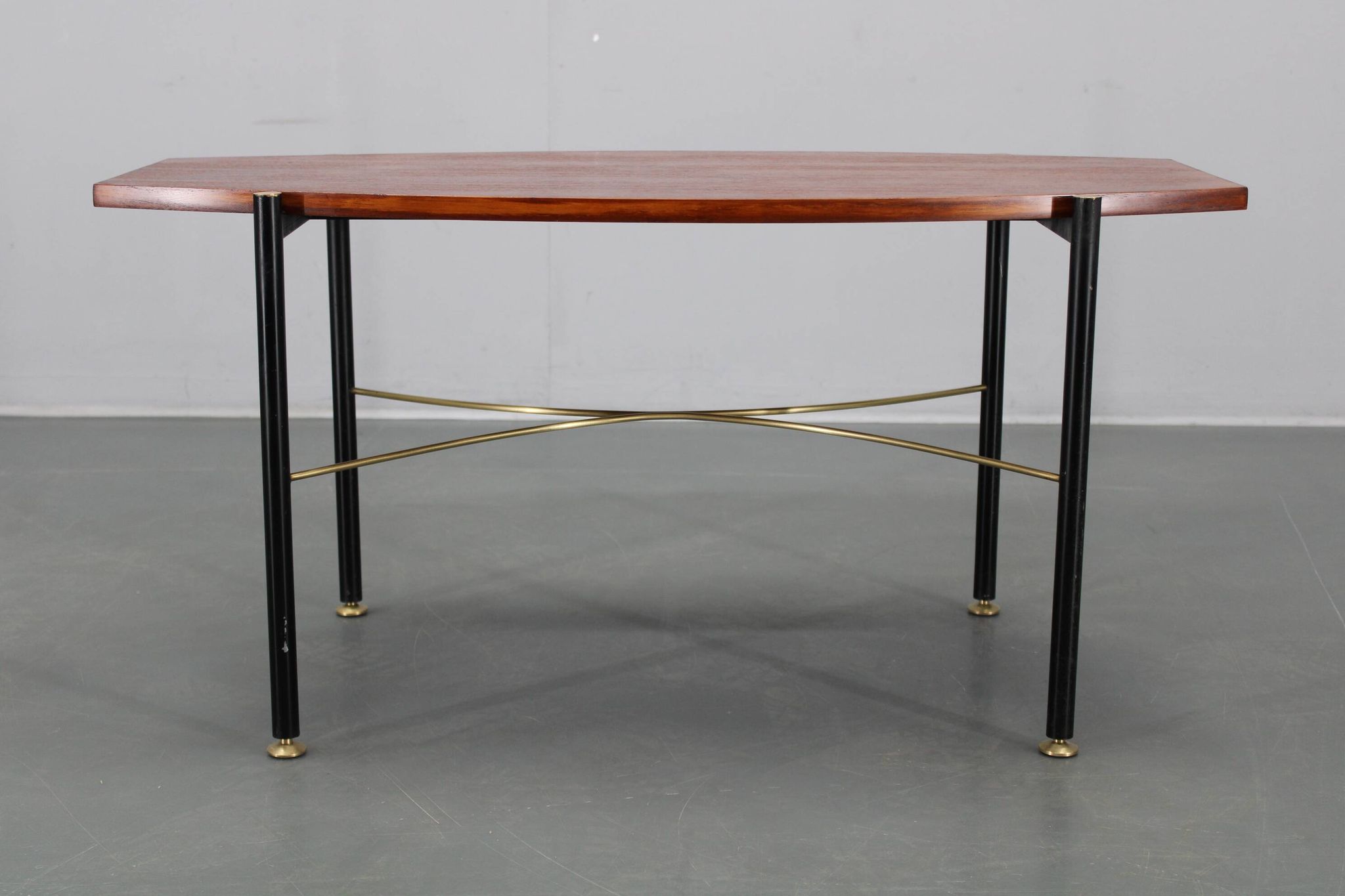 Table basse italienne des années 1970, placage en teck, piètement en métal et laiton