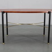 Table basse italienne des années 1970, placage en teck, piètement en métal et laiton