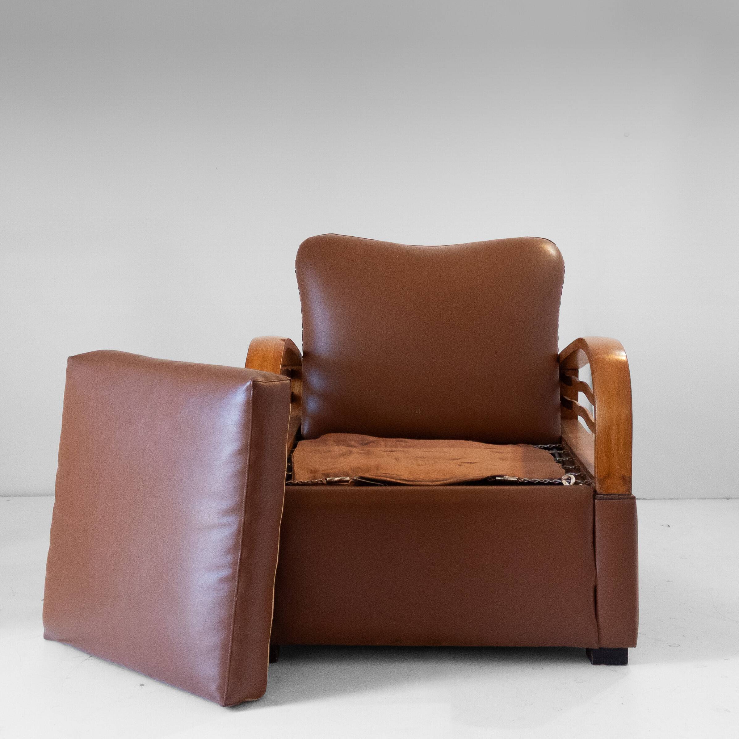Fauteuil convertible Art Déco italien en éco-cuir marron.