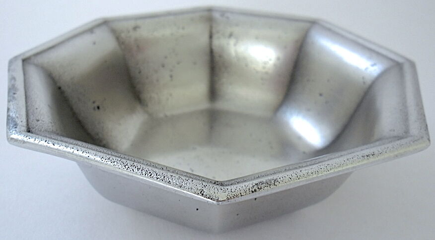 Empty octagonal pocket in tin by the workshop "Les Etains de France"