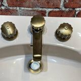 Pink shell-shaped basin